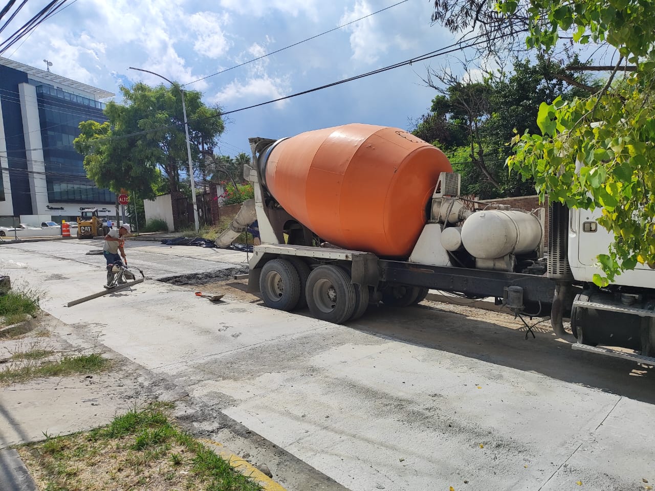 Avanza Monterrey en reconstrucción de pavimento hidráulico en Filósofos y en Óscar F. Castillón