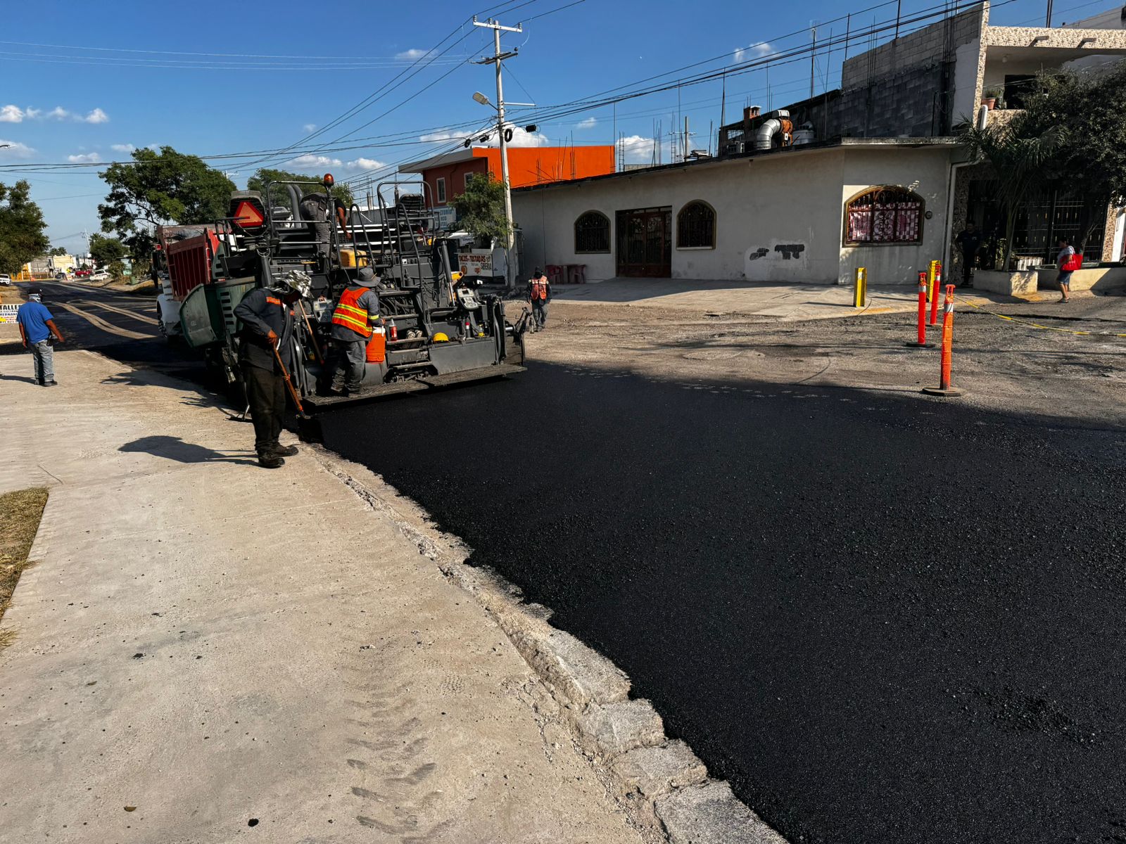 Trabaja Apodaca en rehabilitación de Avenida Orquídea