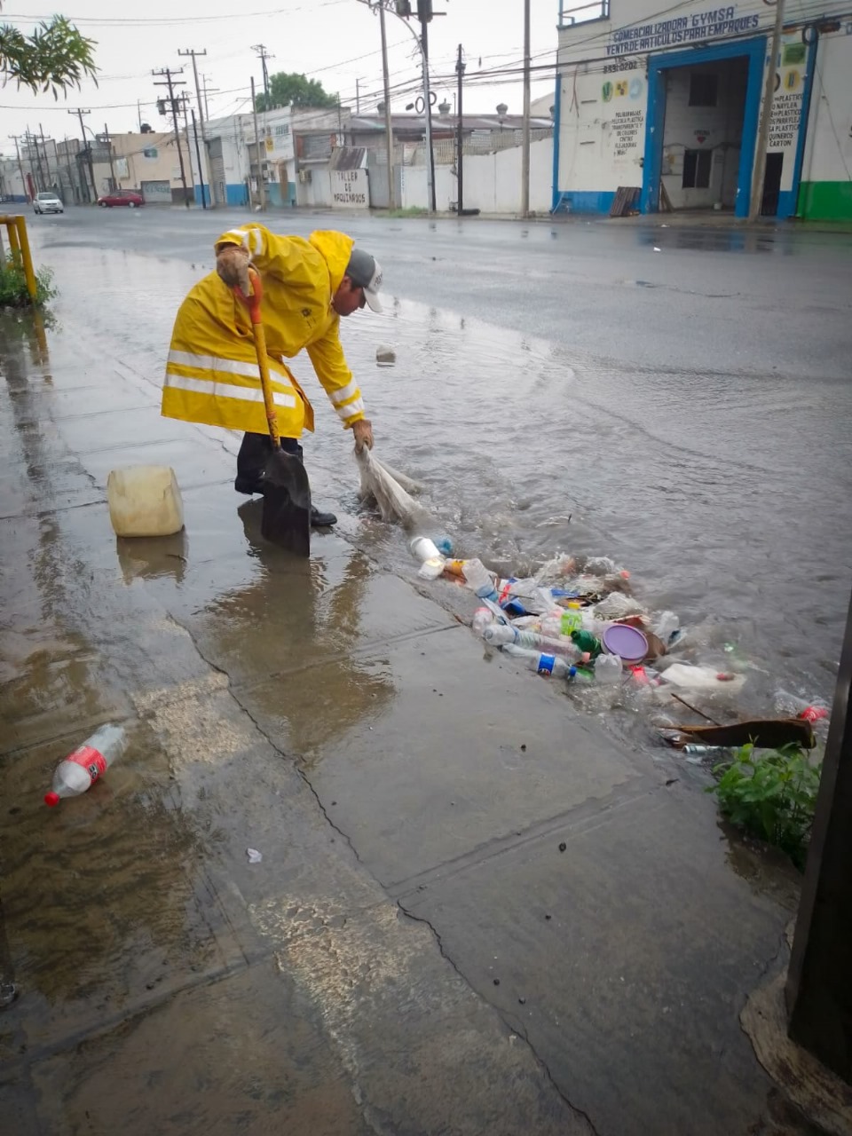 Previene Monterrey inundaciones con limpieza de pluviales durante las lluvias