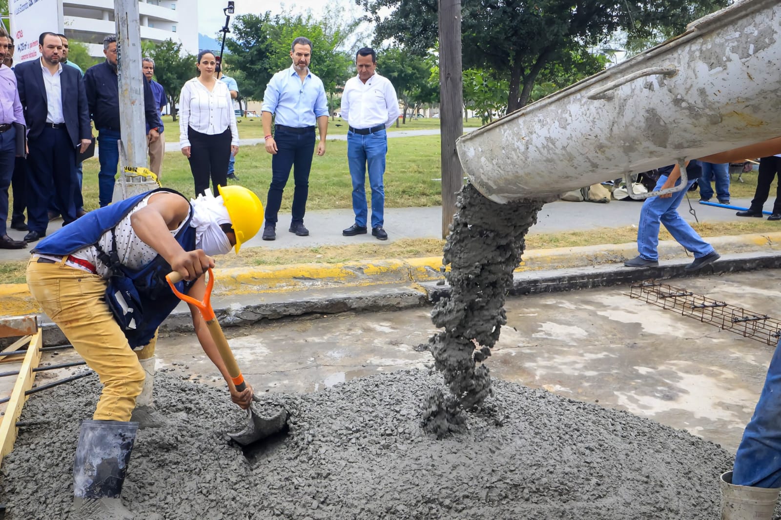 Reanuda Monterrey instalación de concreto hidráulico en calle Filósofos