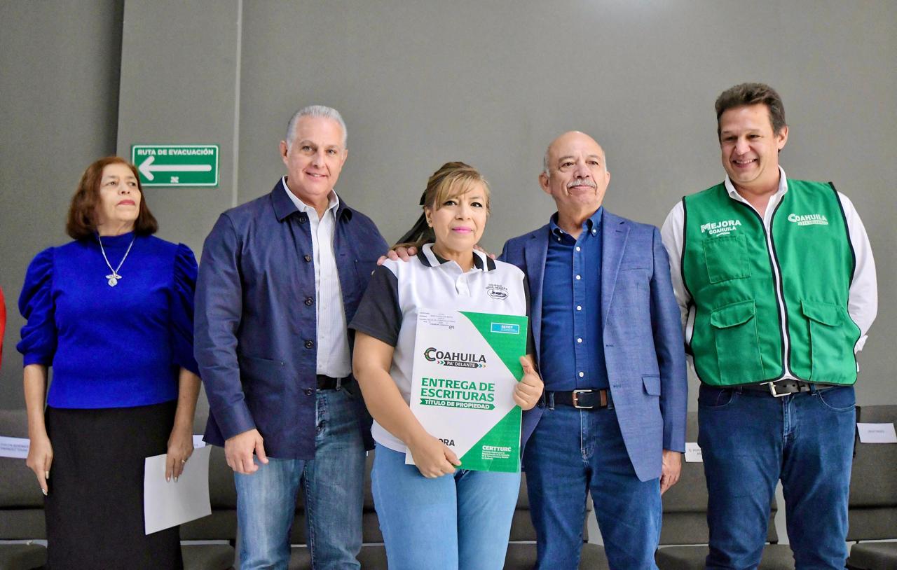 Román Alberto Cepeda González preside entrega de escrituras en Torreón