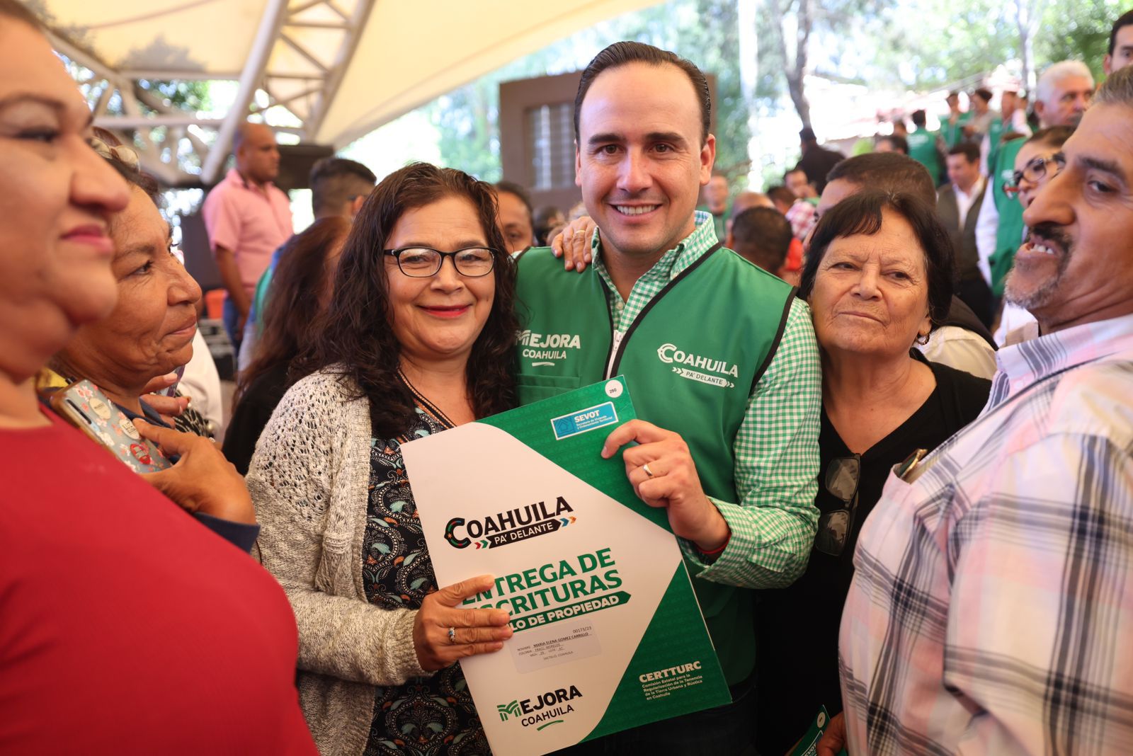 Entrega Manolo Jiménez más de mil 800 escrituras en Coahuila