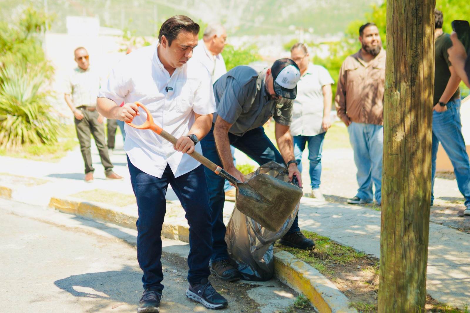 Pone Nava manos a la obra… poda, asfalta y limpia Santa Catarina