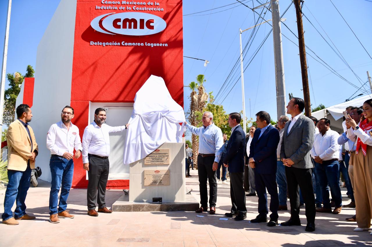 Román Alberto Cepeda González devela monumento al constructor en el marco de los festejos de la CMIC