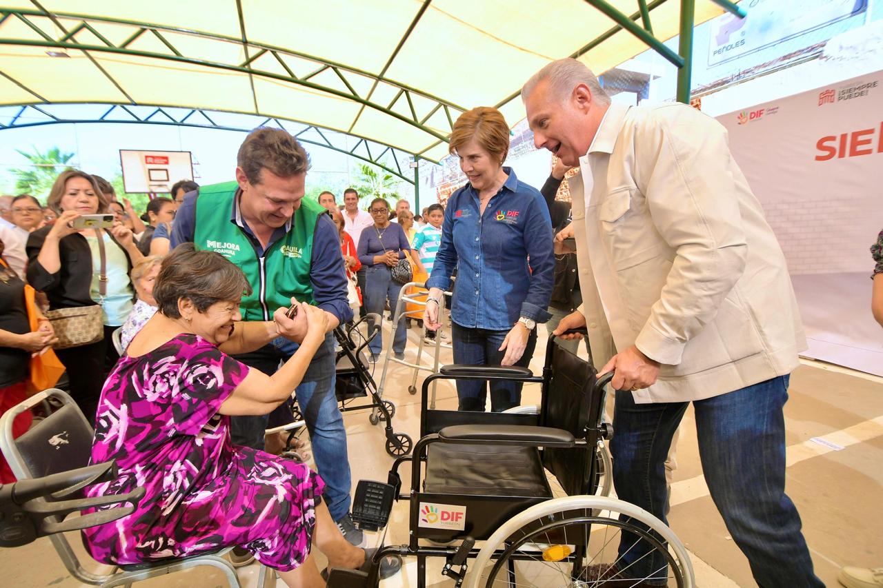 Román Cepeda entrega techumbre en la colonia Eduardo Guerra y lleva la brigada “Torreón Siempre Contigo”