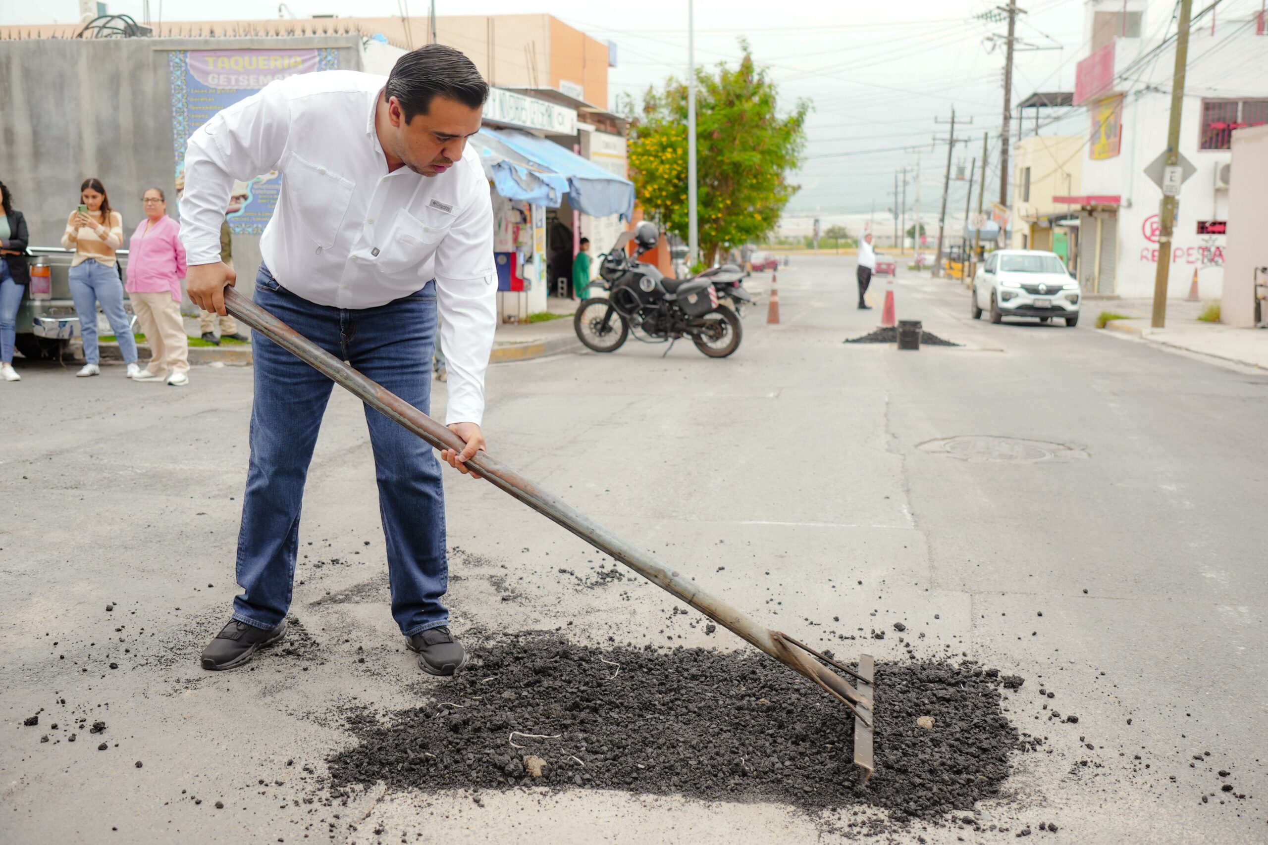 Tapan funcionarios baches en Santa Catarina