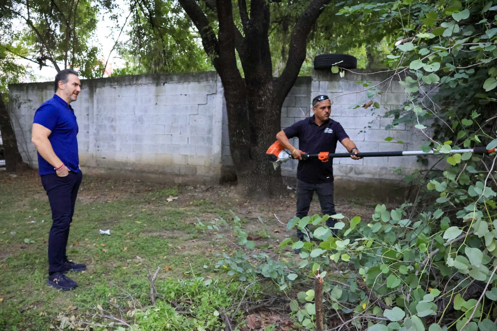 Supervisa Adrian de la Garza mejoras en colonia Las Brisas con operativos de limpieza y mantenimiento urbano