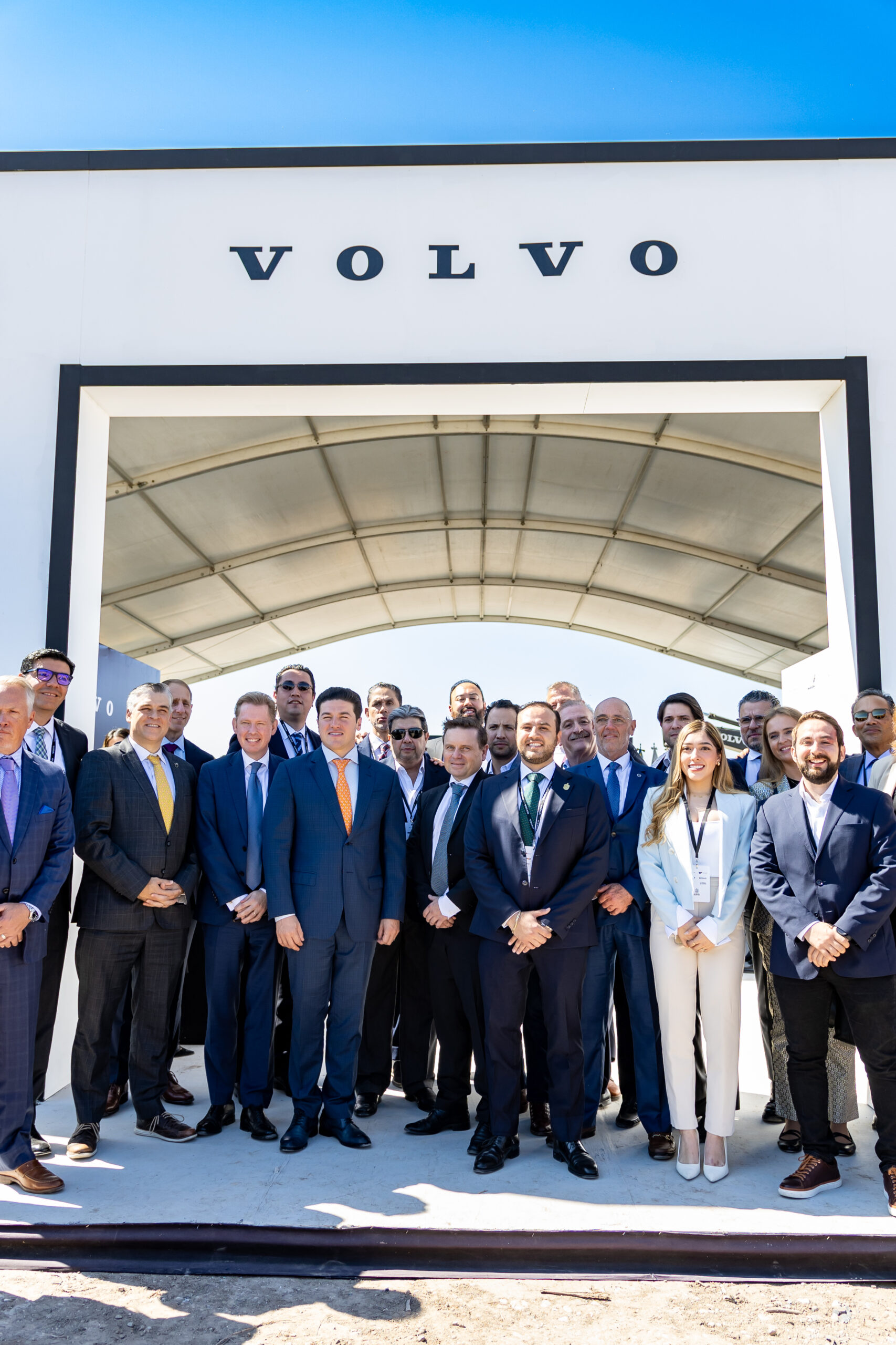 Coloca Samuel García primera piedra de planta Volvo Trucks y Mack