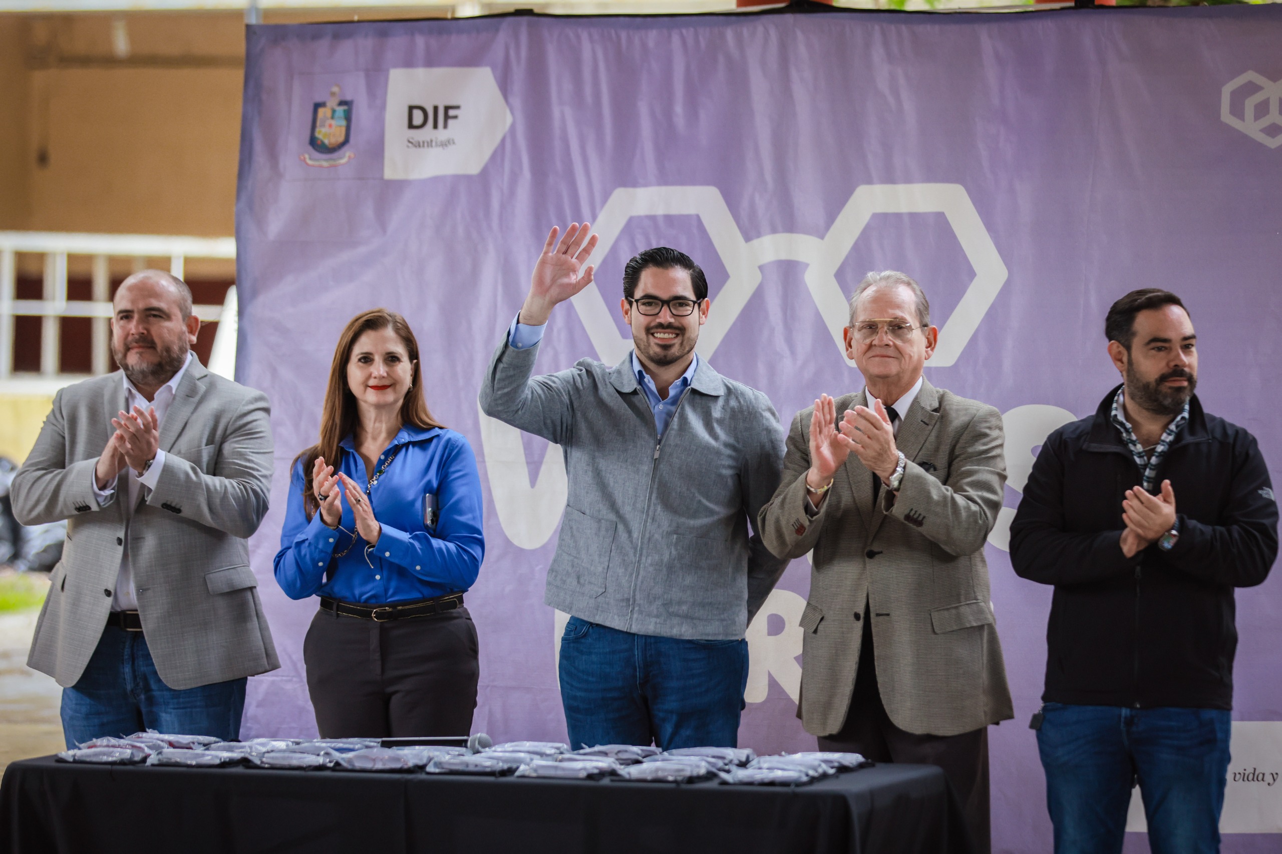 Estudiantes de secundaria en Santiago reciben lentes graduados gratuitos del programa municipal “Vemos por ti”