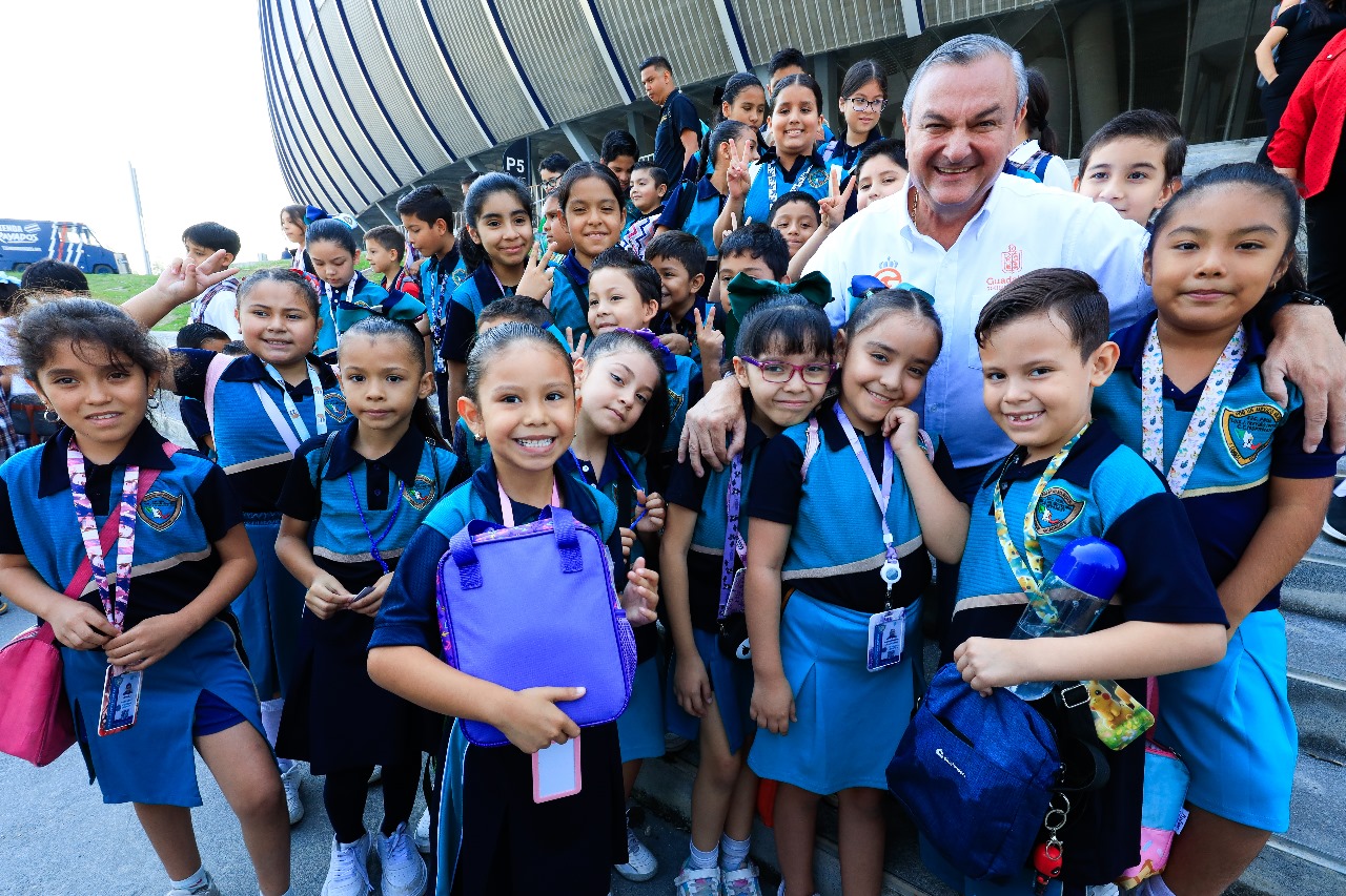 Acuden alumnos de Guadalupe como invitados especiales a la FIL