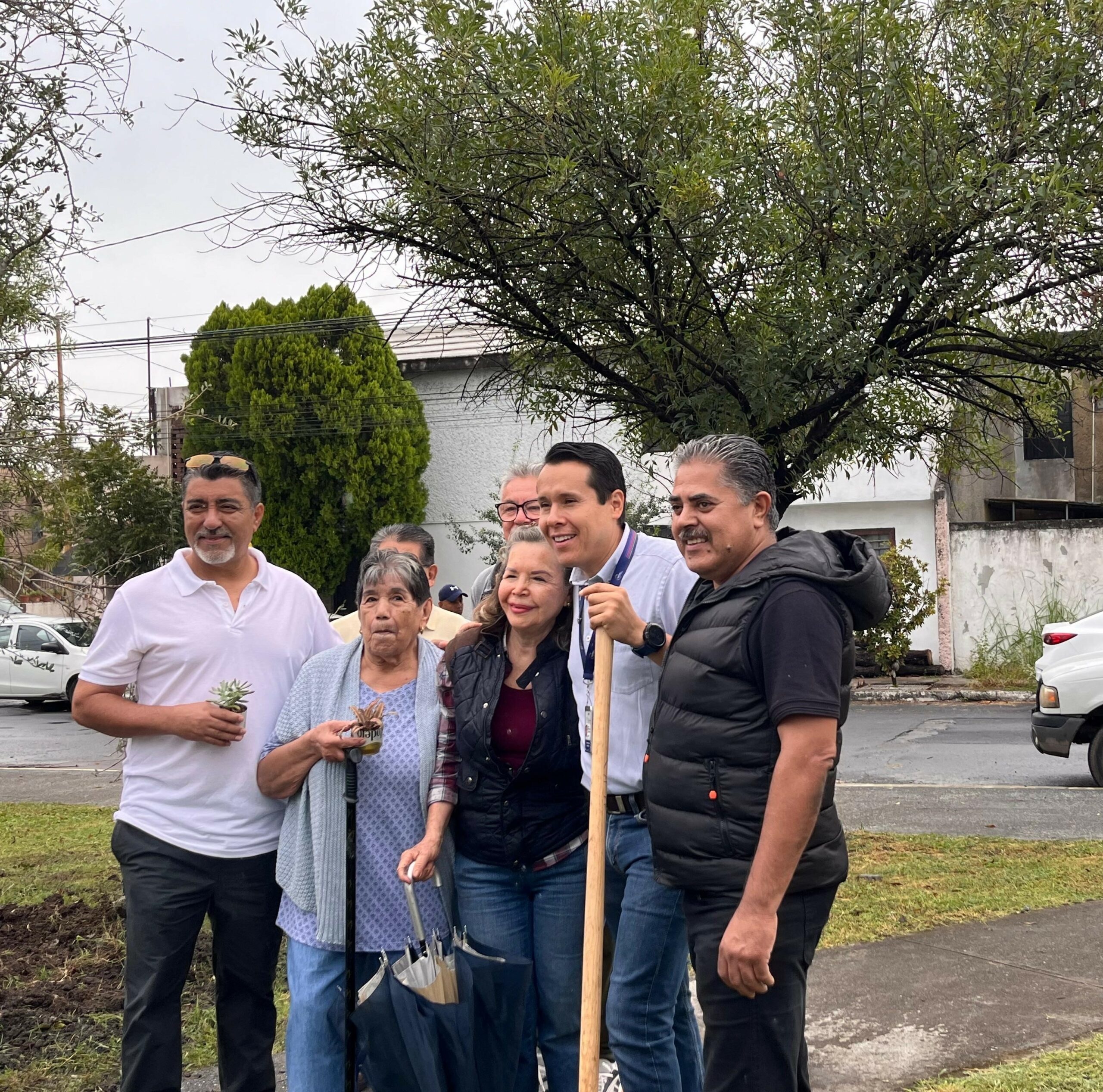 Continúa municipio de San Nicolás arborización en parques con apoyo de vecinos