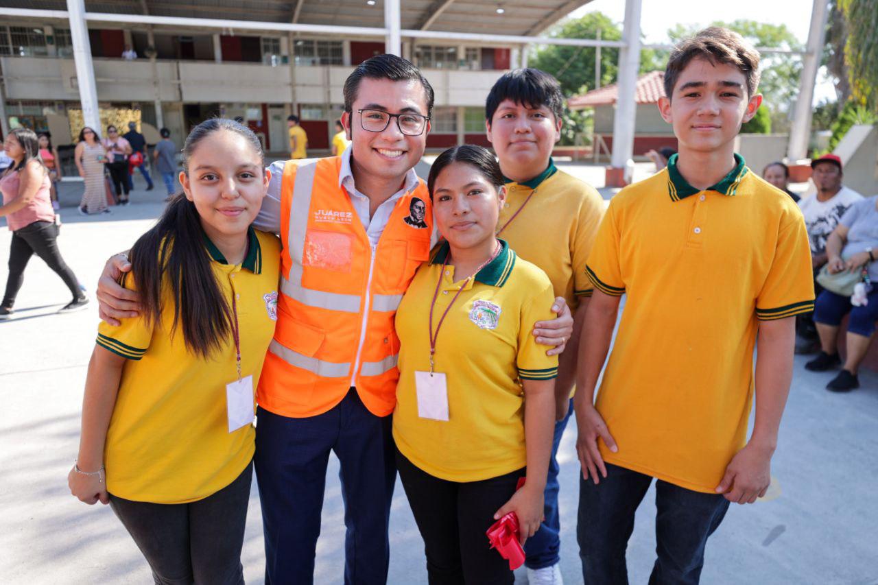 Inaugura Félix Arratia biblioteca en secundaria y rehabilita el plantel