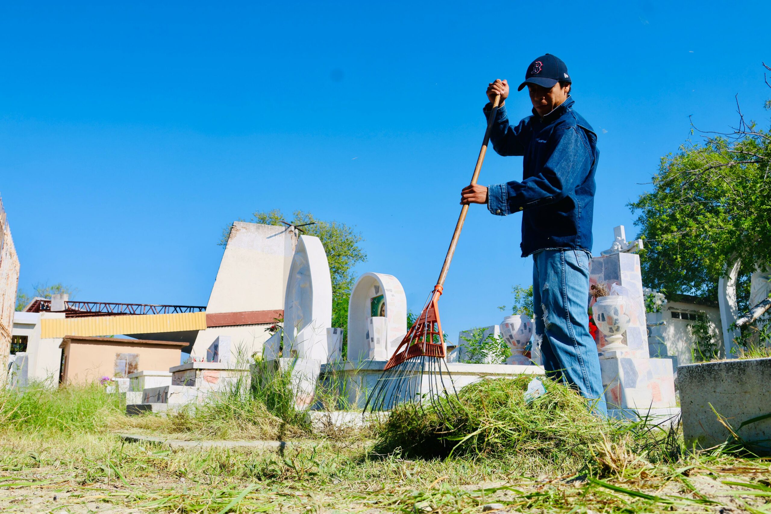 Intensifican limpieza en panteones de Sabinas