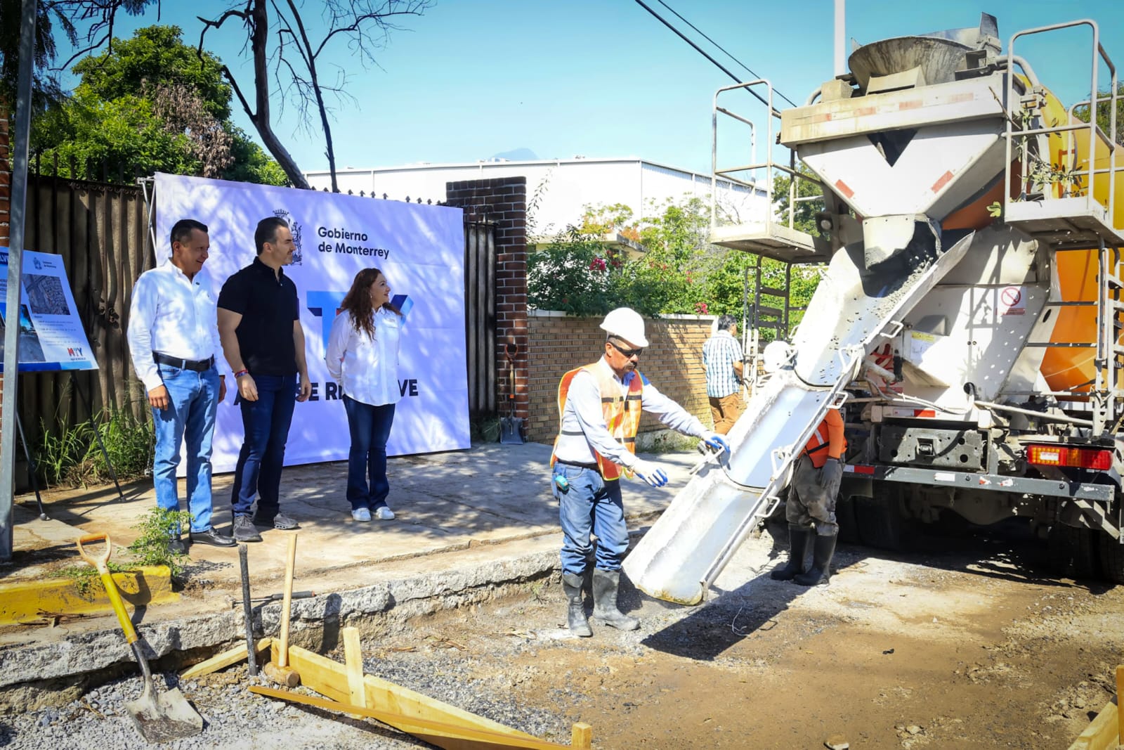 Reanuda Adrián de la Garza rehabilitación de pavimento en calle Óscar F. Castillón