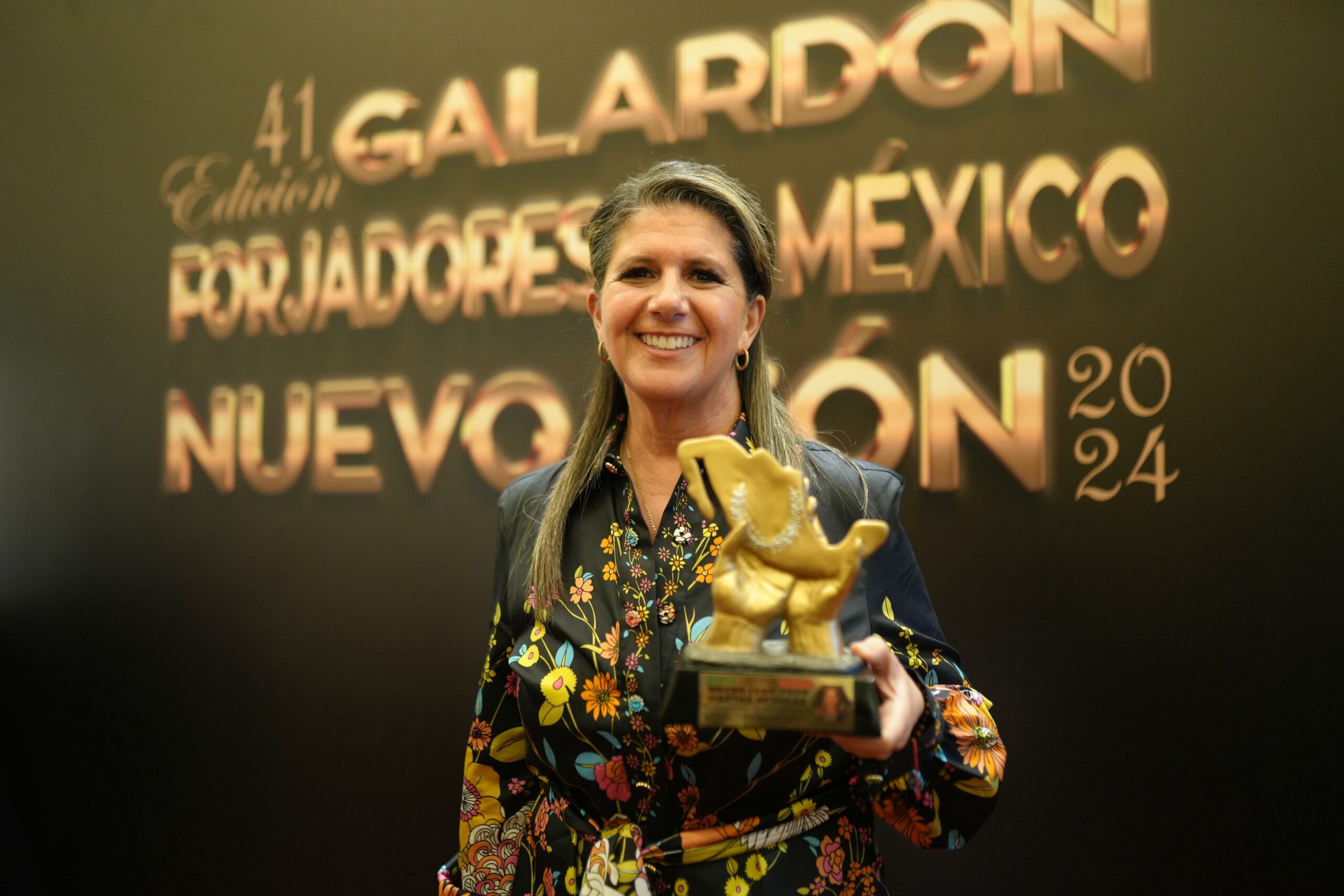 Otorgan galardón forjadores de México a Martha Herrera