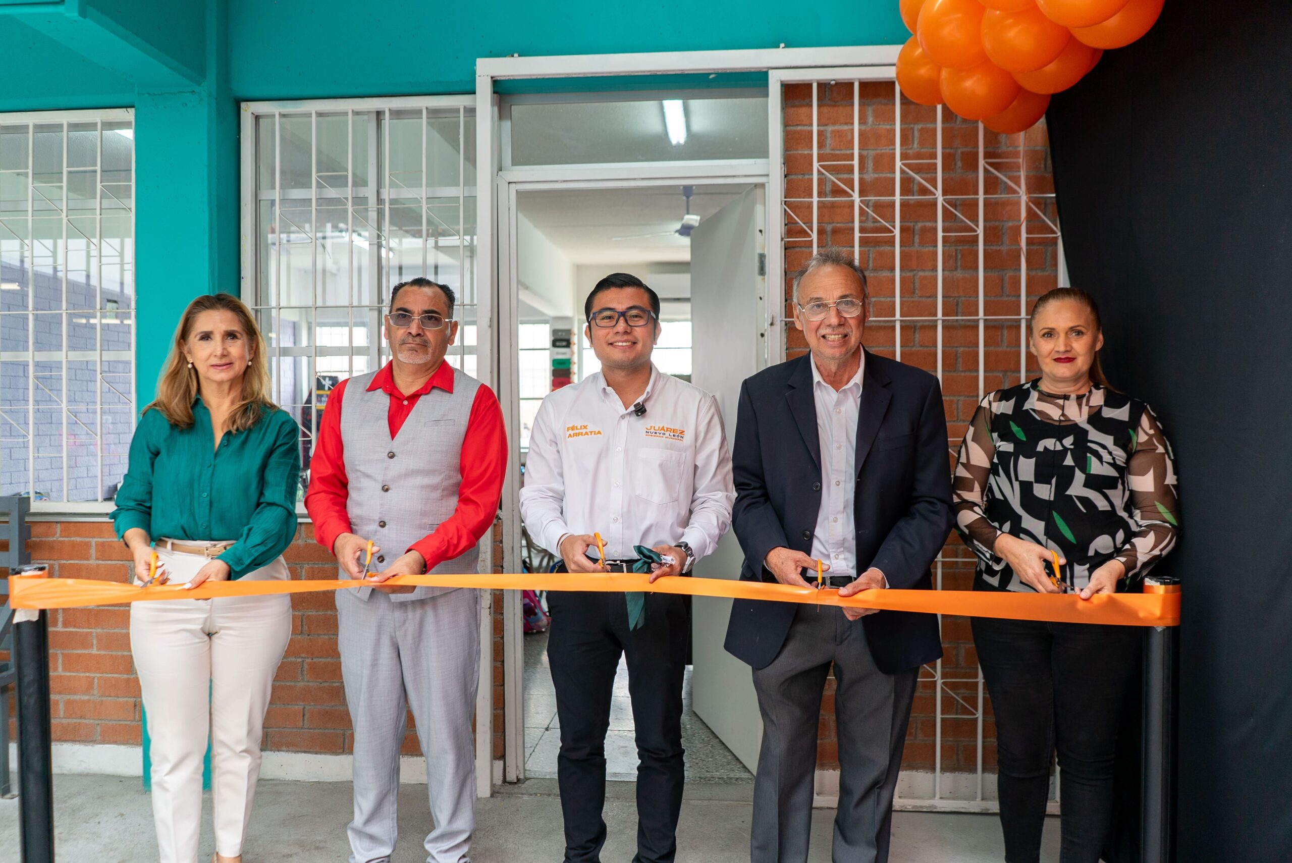 Inaugura Félix Arratia aulas nuevas y equipamiento deportivo en Juárez