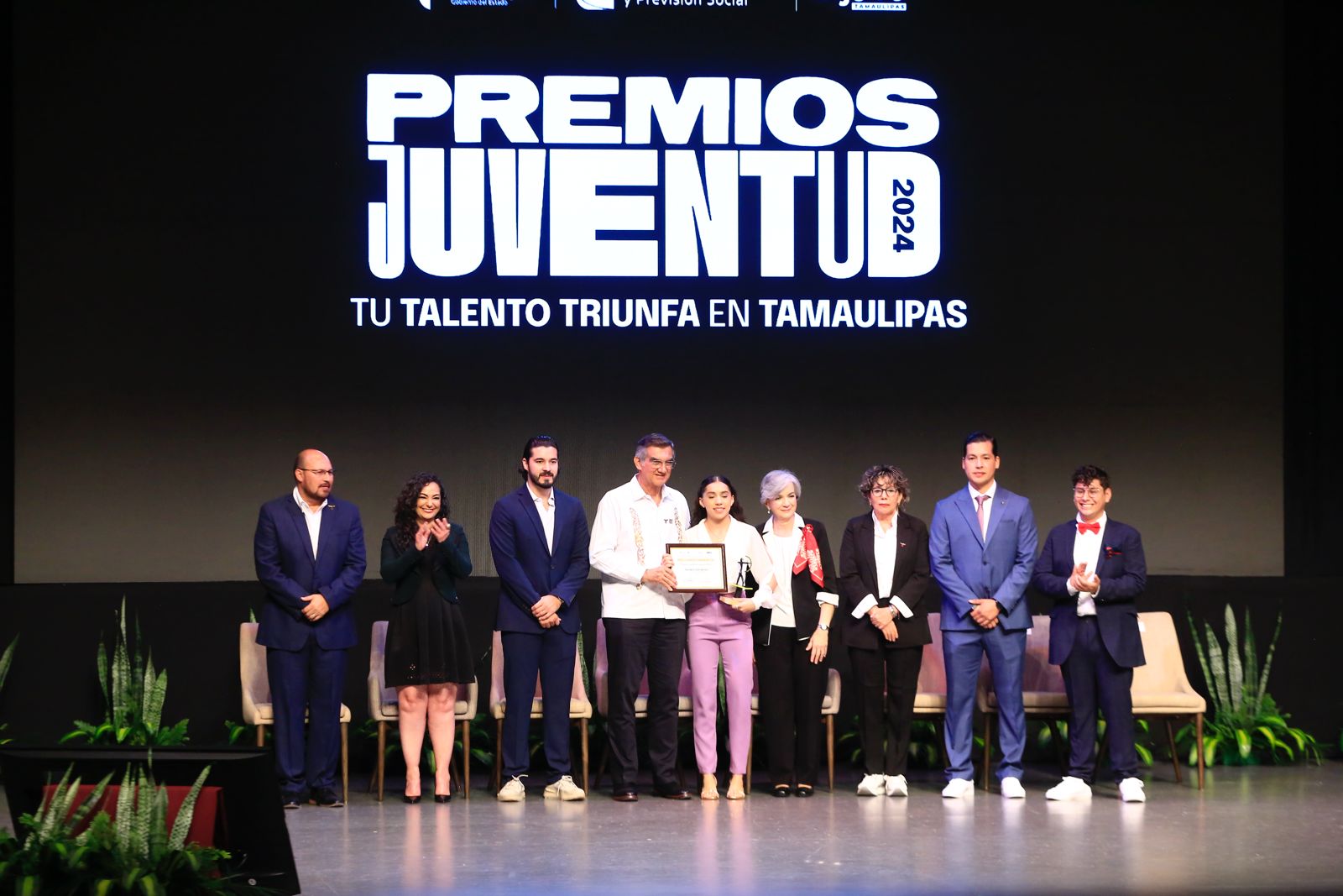 Premia Américo Villarreal a talentosos jóvenes y deportistas tamaulipecos