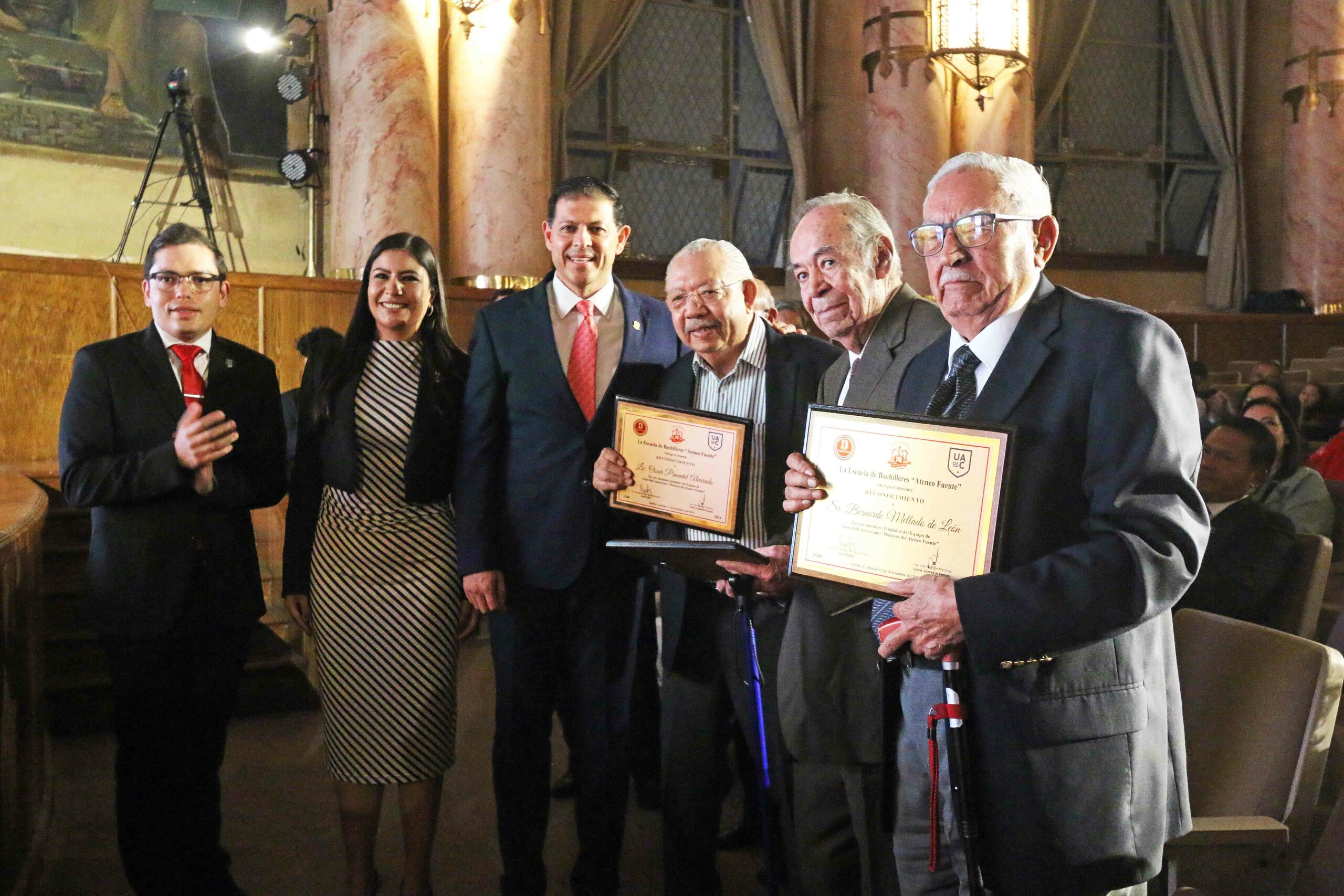 Entrega Octavio Pimentel reconocimientos a Ateneístas destacados durante la ceremonia solemne del 157 Aniversario del Ateneo Fuente