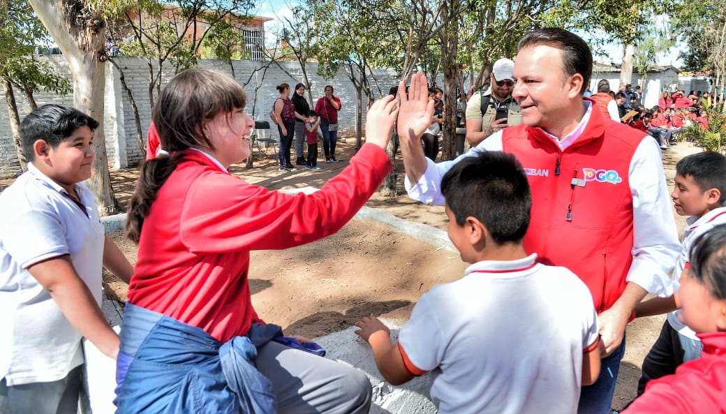 Primaria “Unidos Venceremos” tendrá cancha de fútbol 7; Esteban Villegas sí escucha a la niñez