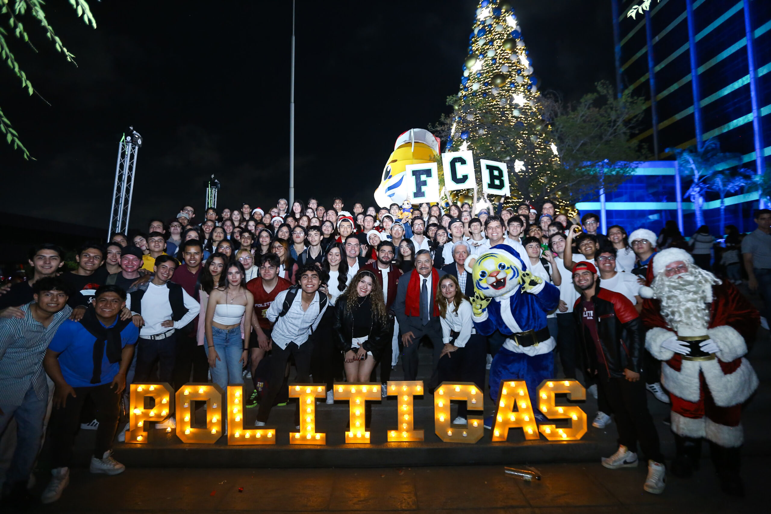 Enciende UANL luz de esperanza con pino navideño