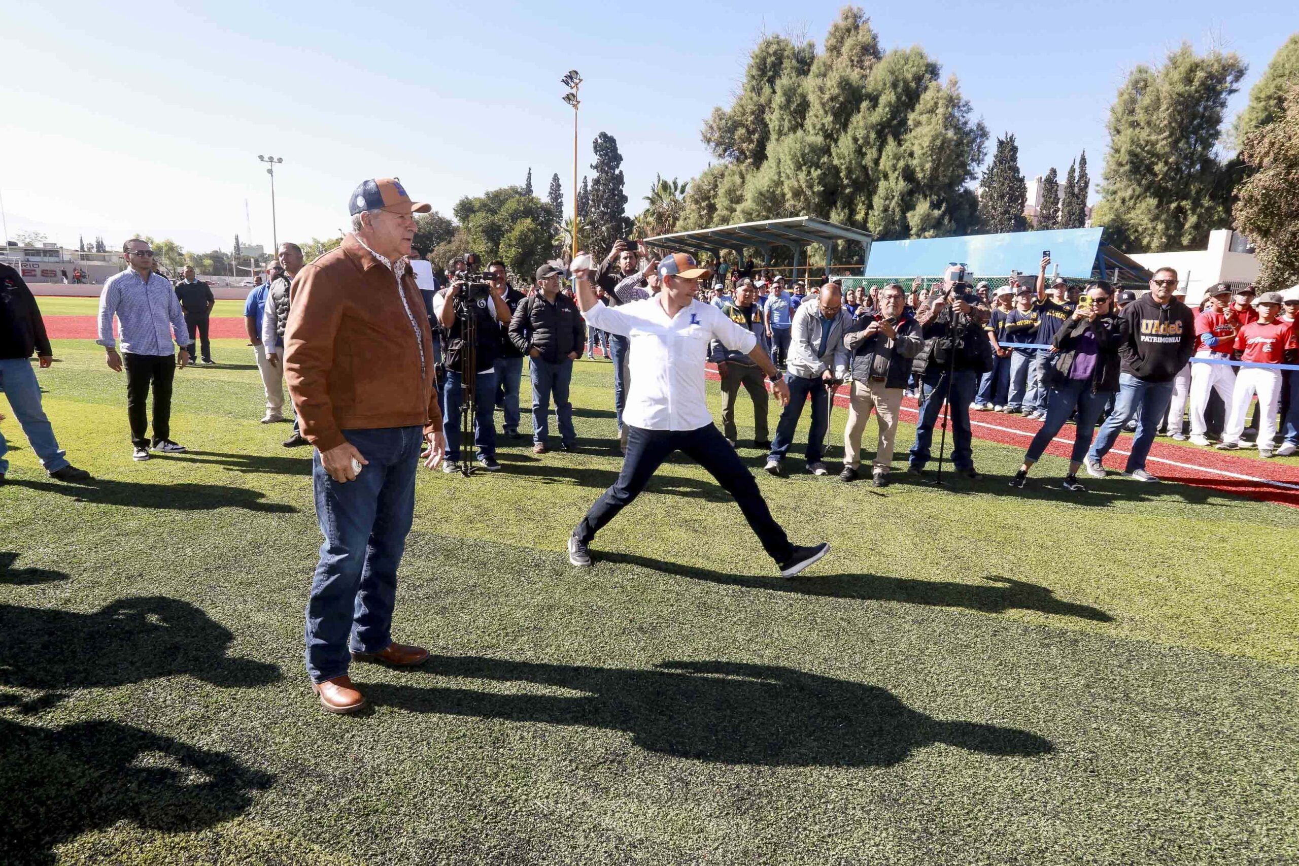 Inaugura Octavio Pimentel en la UAdeC el Campo de Béisbol de Unidad Central