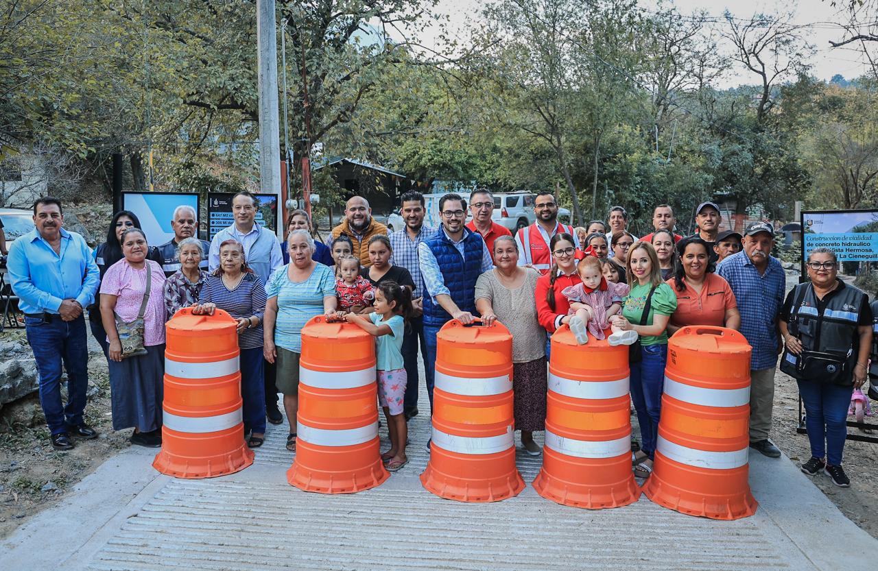 Vecinos de la Cieneguilla, en Santiago, estrenan calle pavimentada