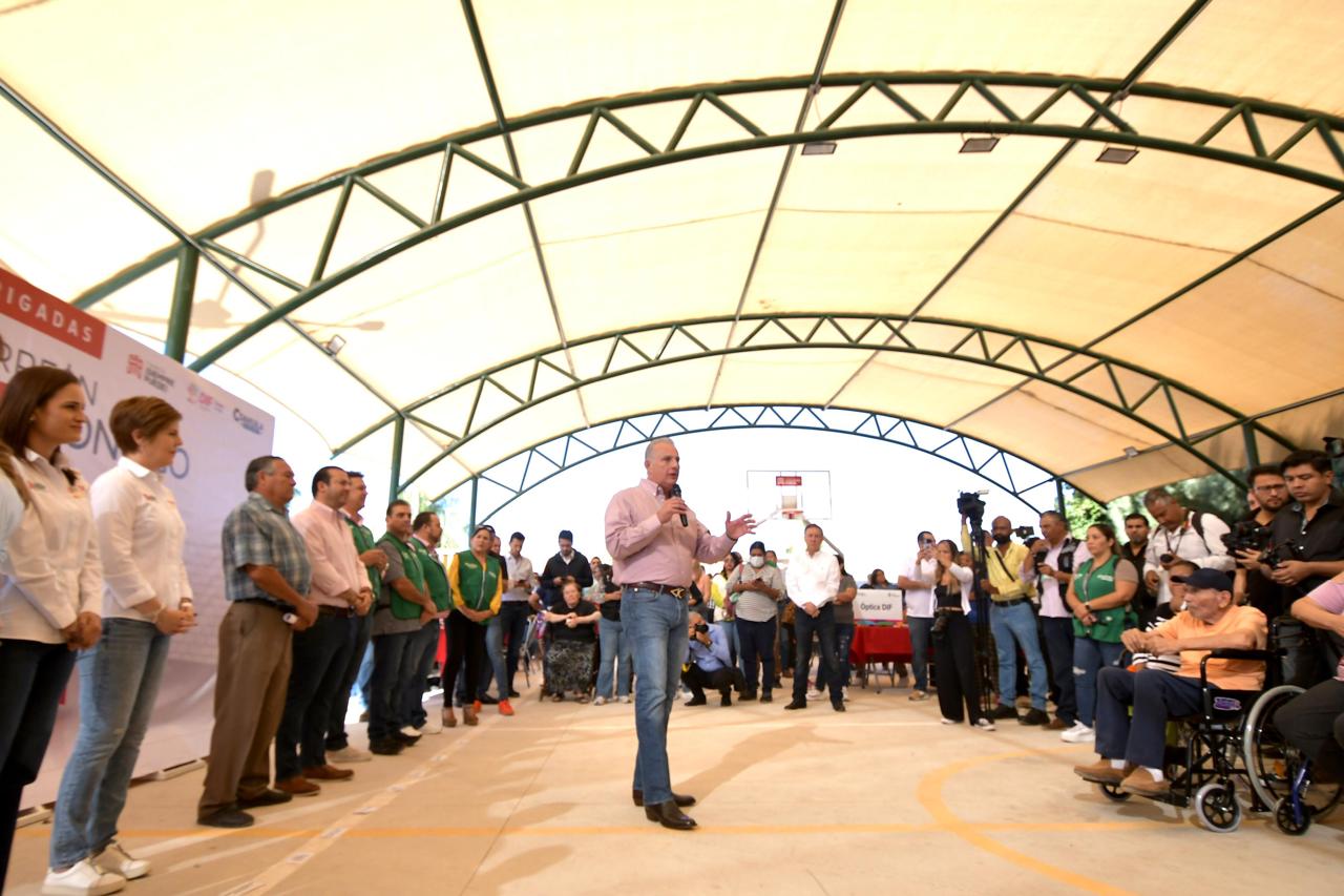 Román Alberto Cepeda González entrega cancha multiusos y techumbre en el ejido Santa Fe