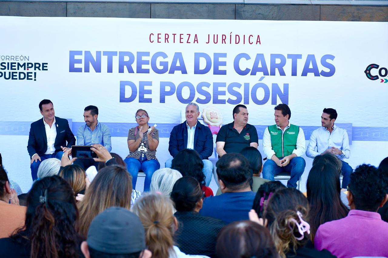 Román Cepeda brinda certeza jurídica a más de 125 familias de Torreón, mediante la entrega de cartas de posesión