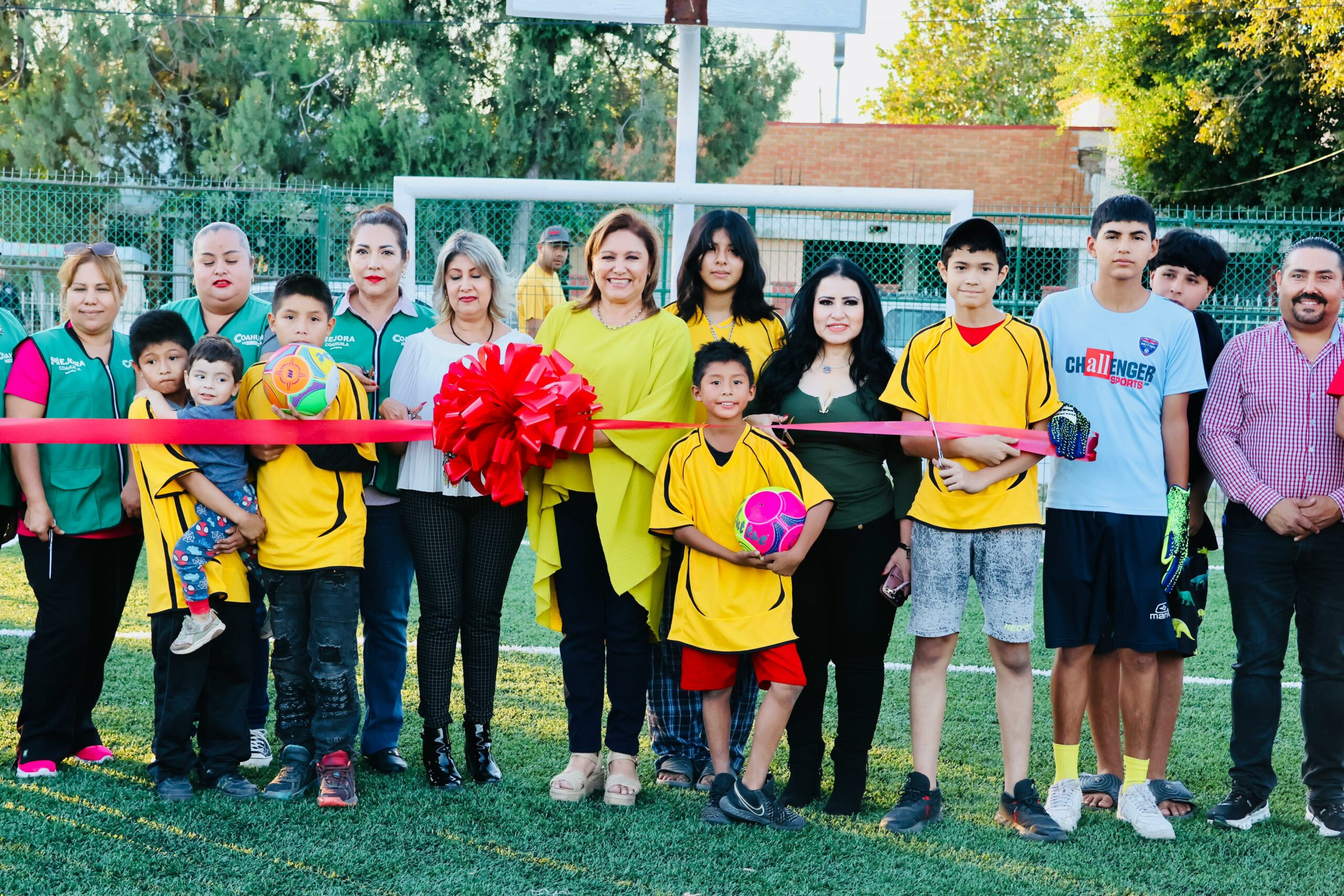 Diana Haro inauguró en la plaza principal de Agujita nueva cancha de pasto sintético