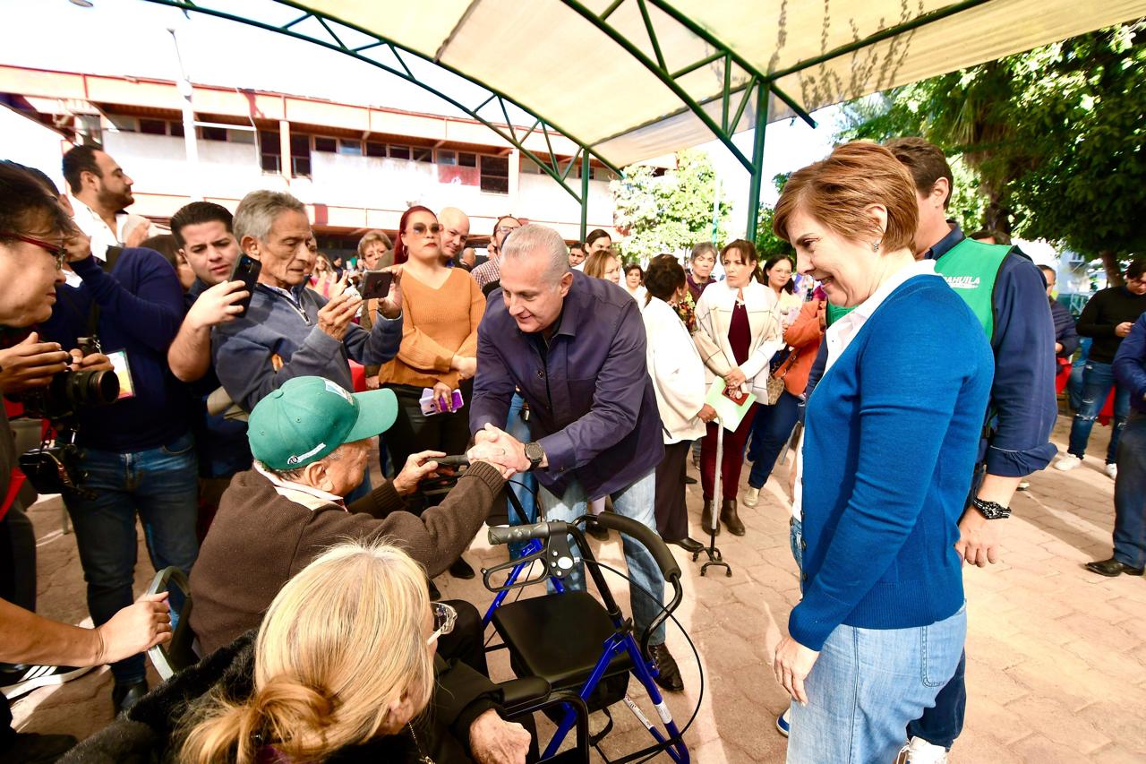 Román Alberto Cepeda González entrega techumbre en FOVISSSTE La Rosita