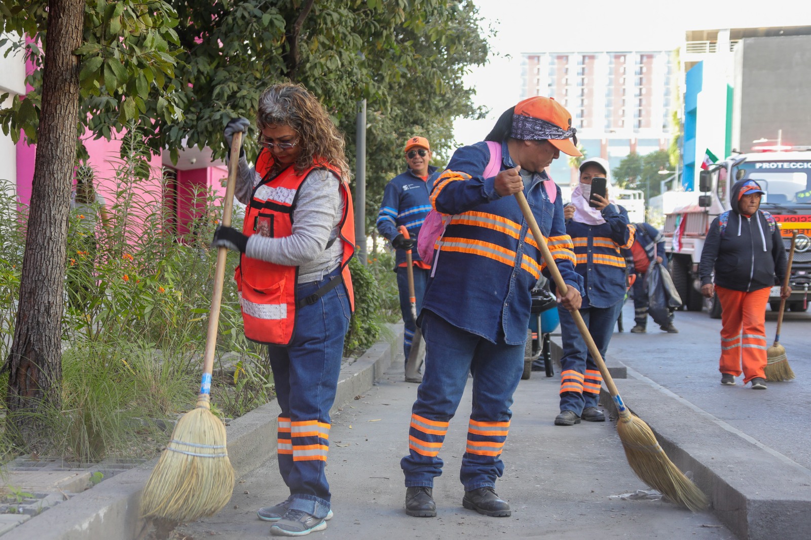 Retira Monterrey 2 toneladas de basura tras desfile revolucionario