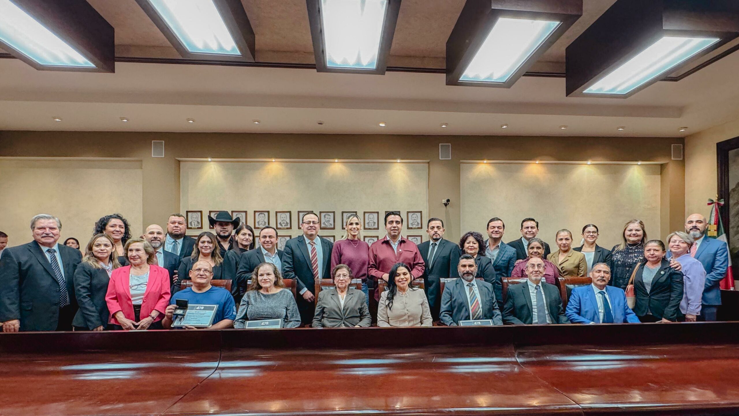 Entrega Santa Catarina medalla al mérito a cinco ciudadanos distinguidos