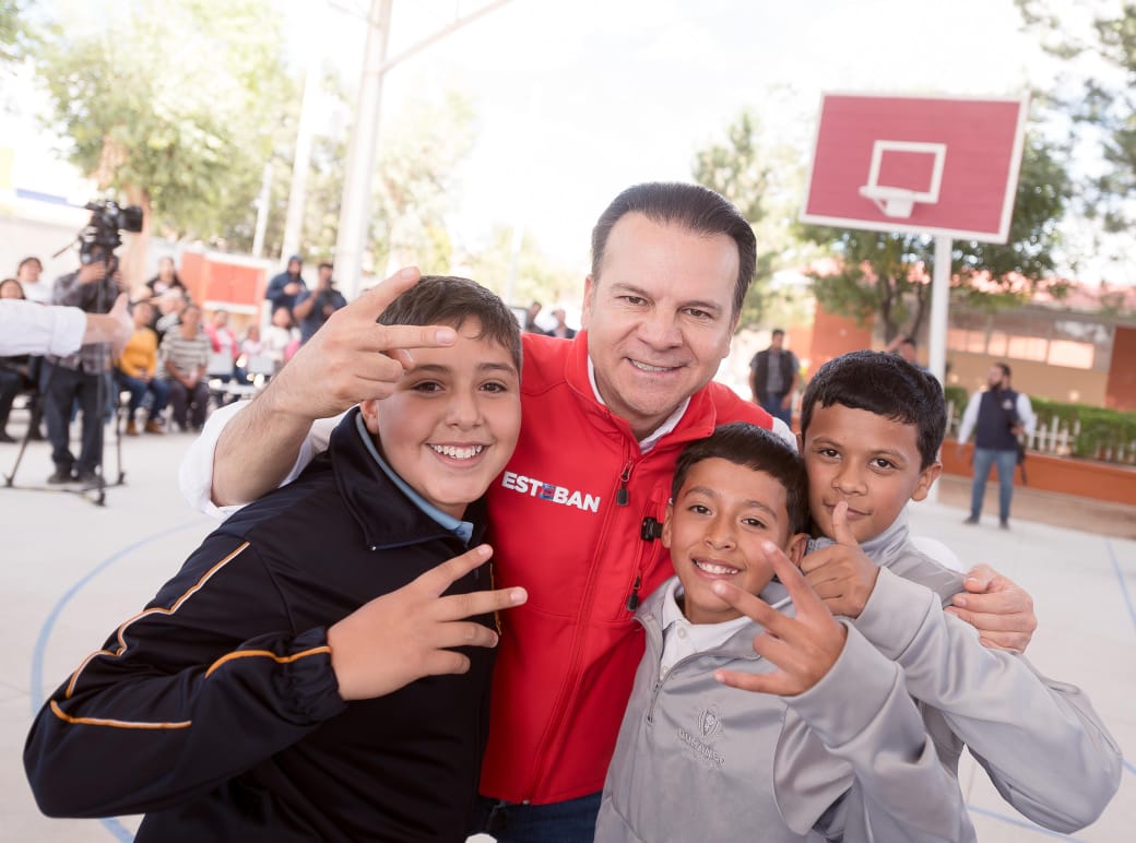 Reconocen padres de familia, respaldo de Esteban Villegas para construir más y mejor infraestructura educativa