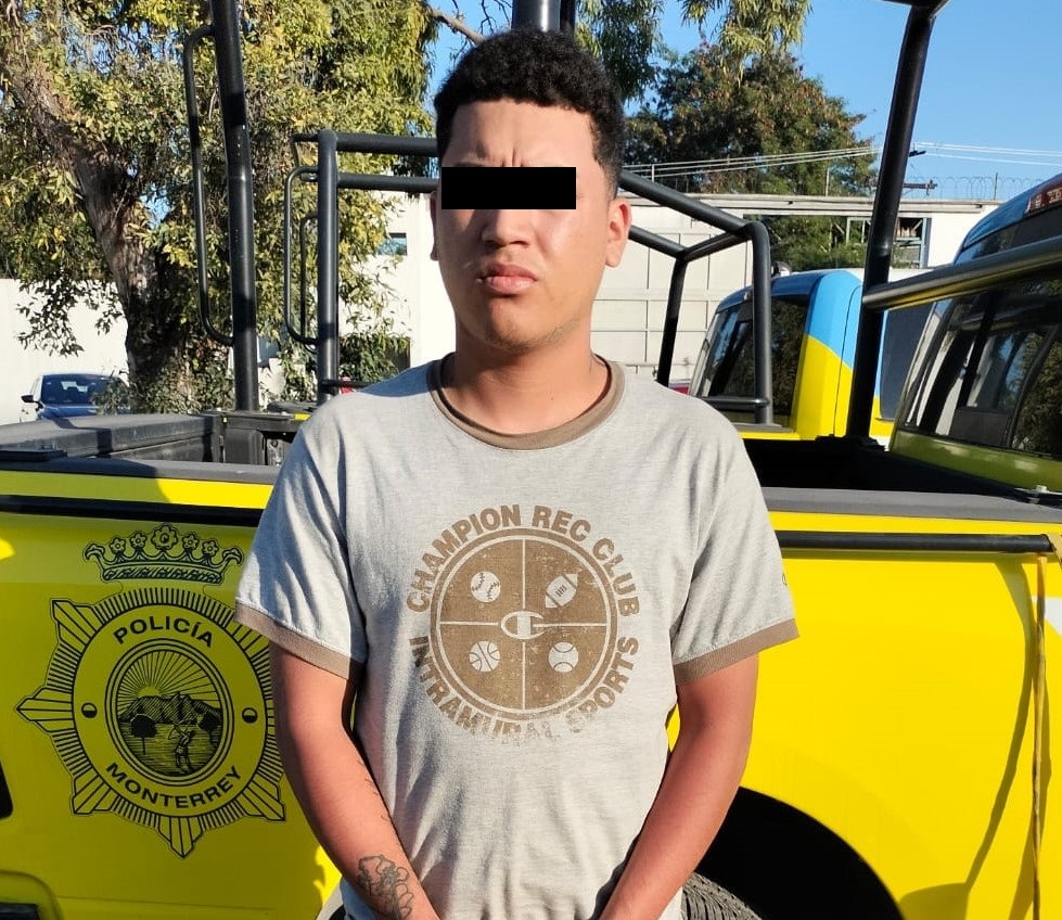 Policías de Monterrey detienen a joven con arma de fuego y mariguana