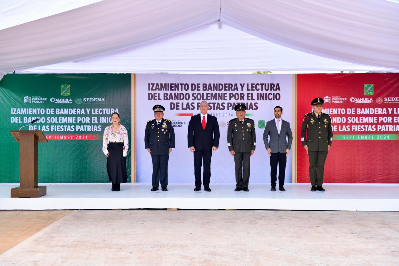 Roman Cepeda preside ceremonia de izamiento de bandera