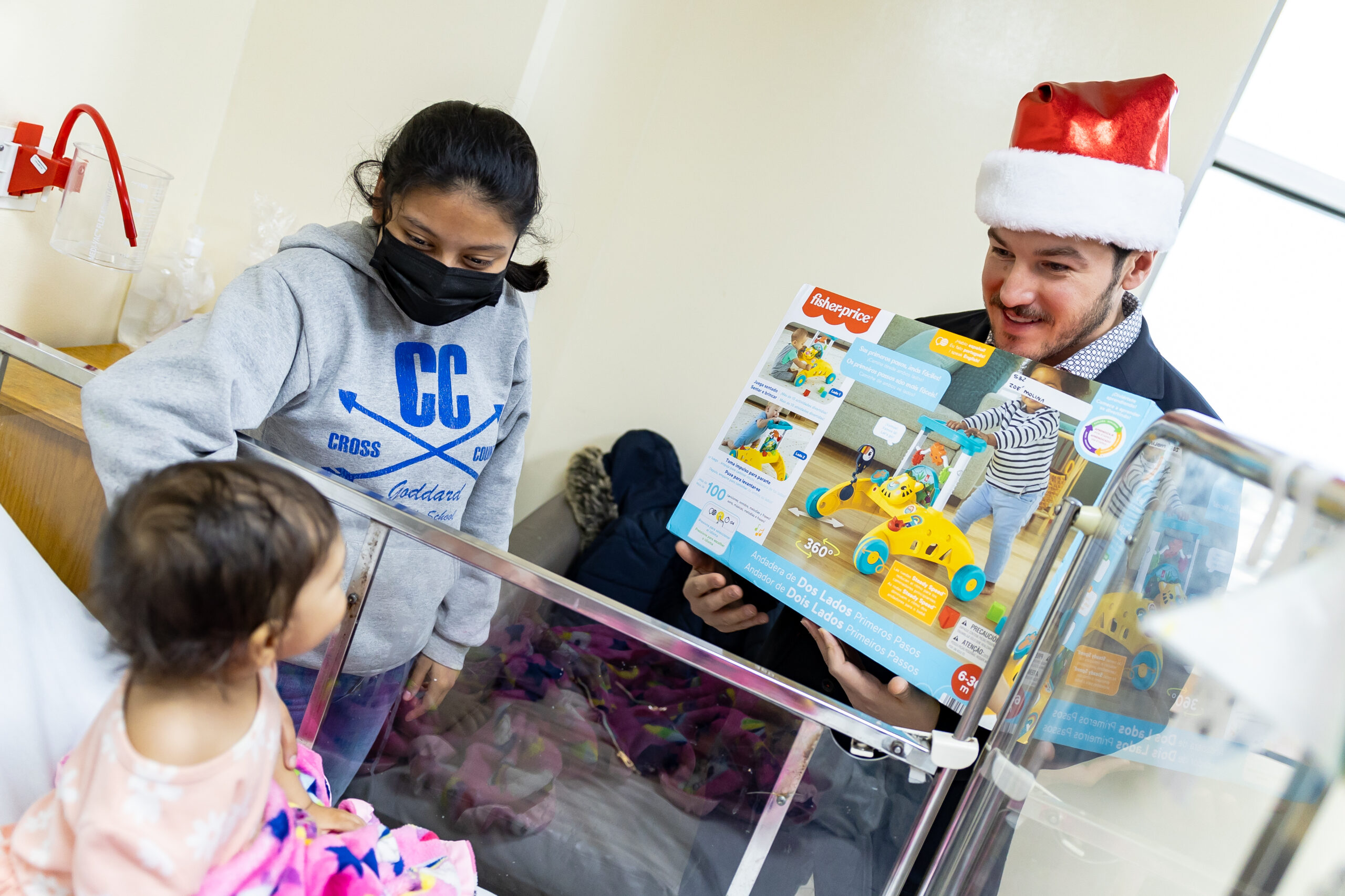 Disfrutan niñas y niños del materno infantil una Navidad de altura