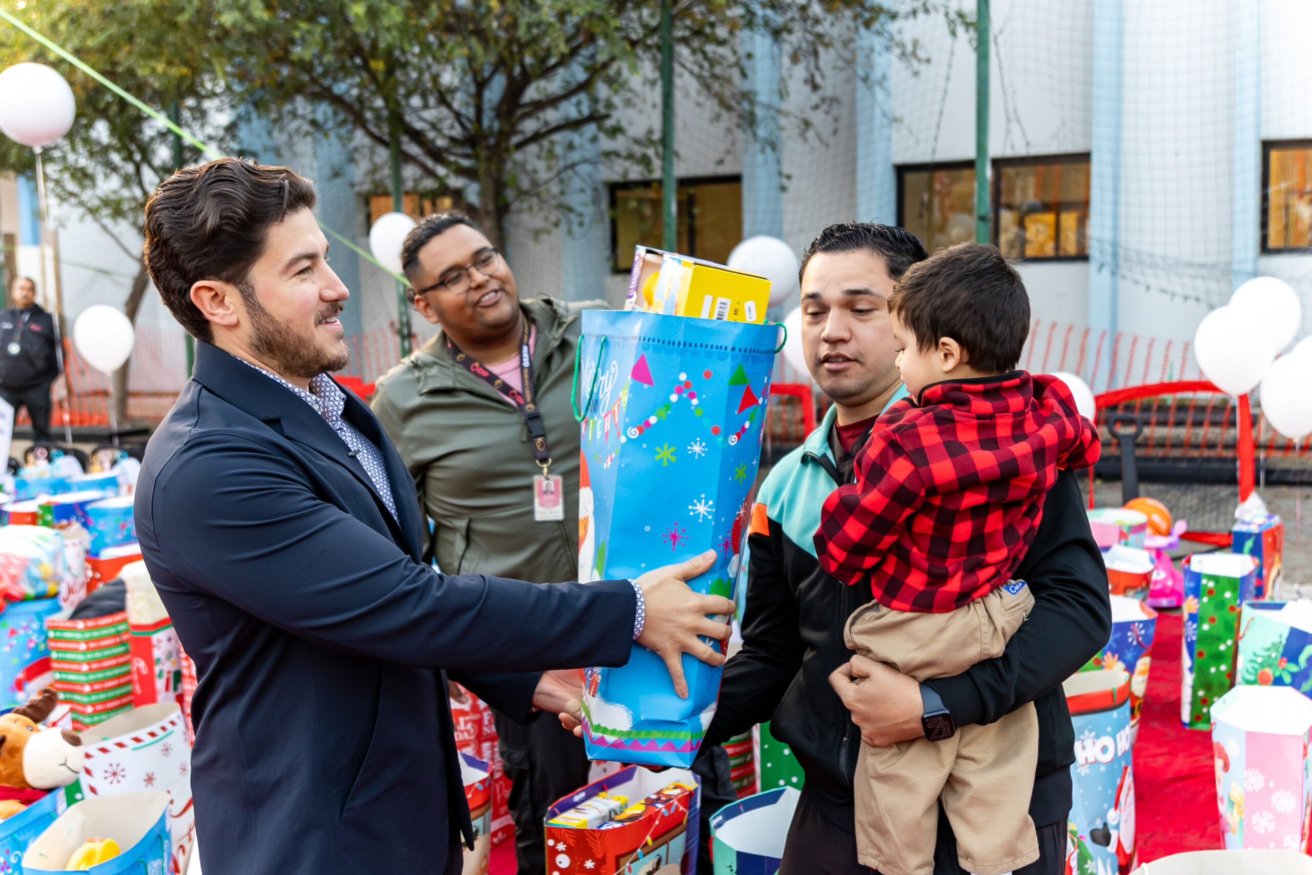 Lleva Samuel García magia de la navidad a DIF Capullos