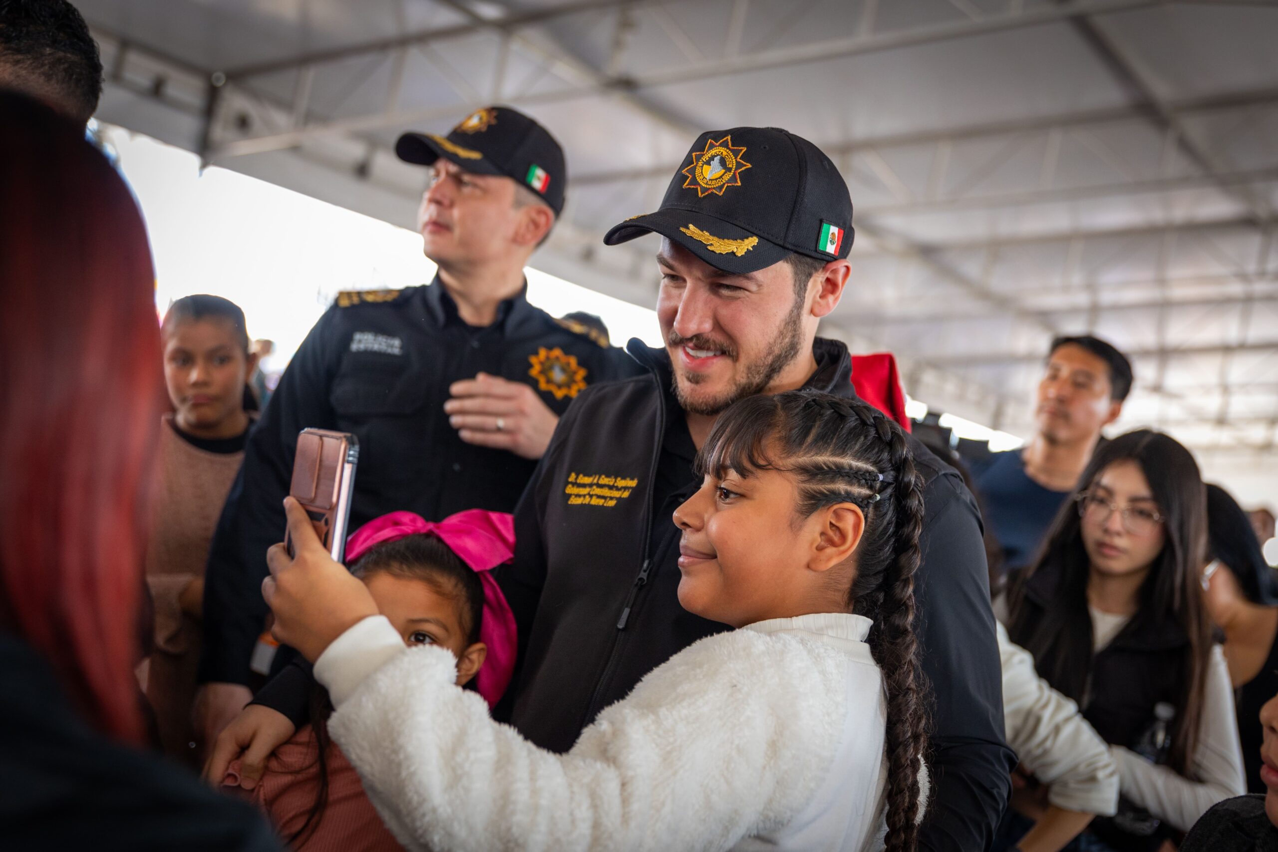 Celebra Samuel García posada navideña con familias de elementos de Fuerza Civil