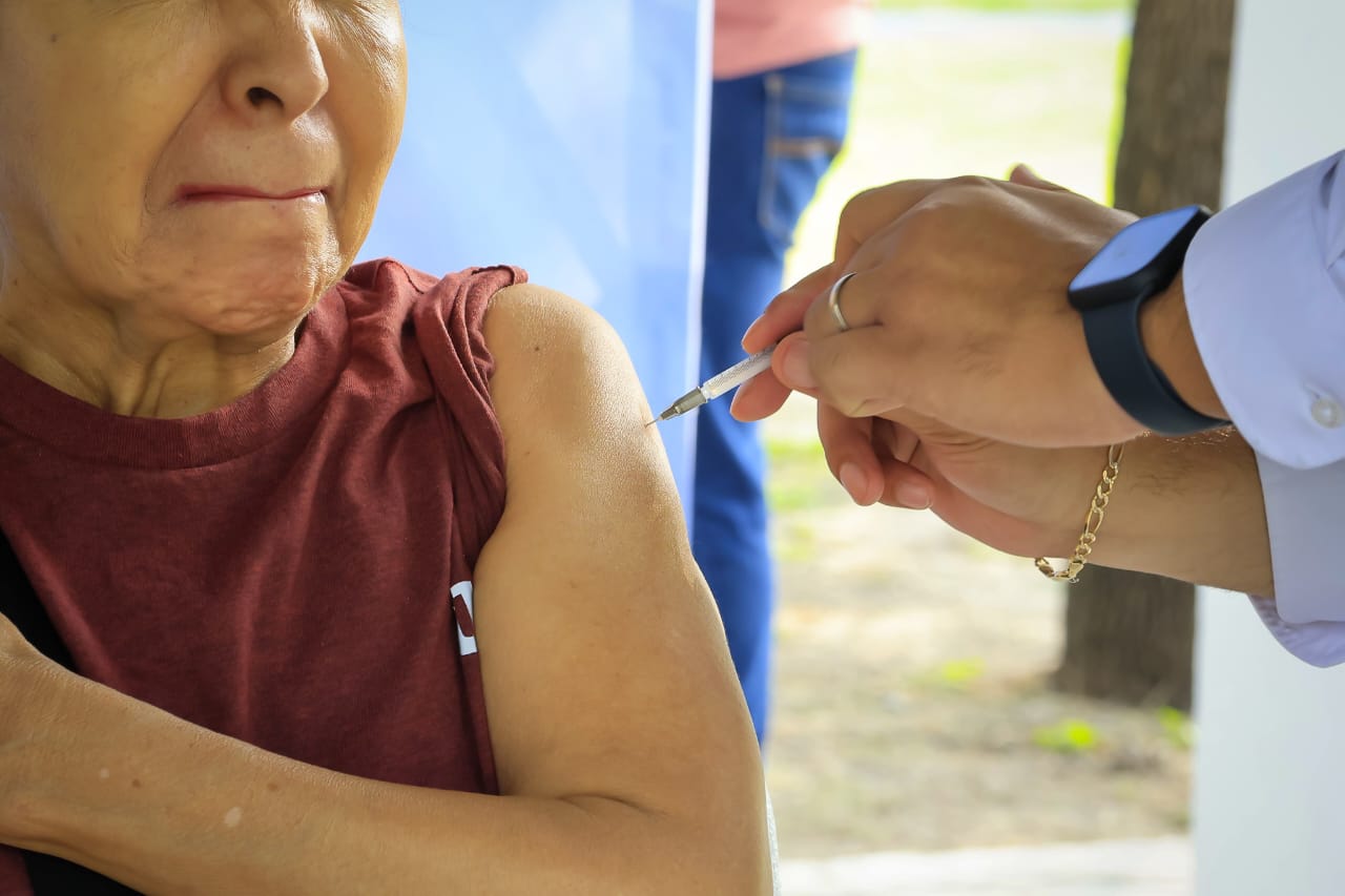 Ofrece Monterrey jornada de vacunación contra la influenza y covid