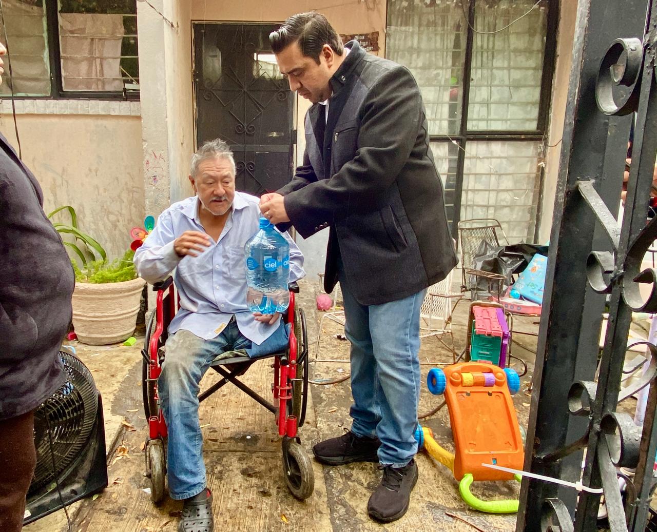 Entrega Jesús Nava agua embotellada casa por casa