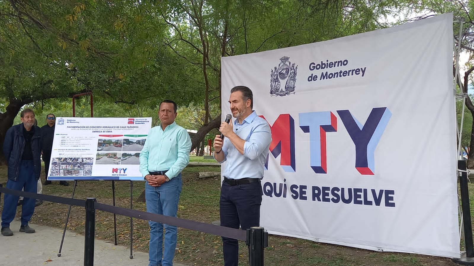 Entrega Adrián de la Garza pavimentación de calle Filósofos