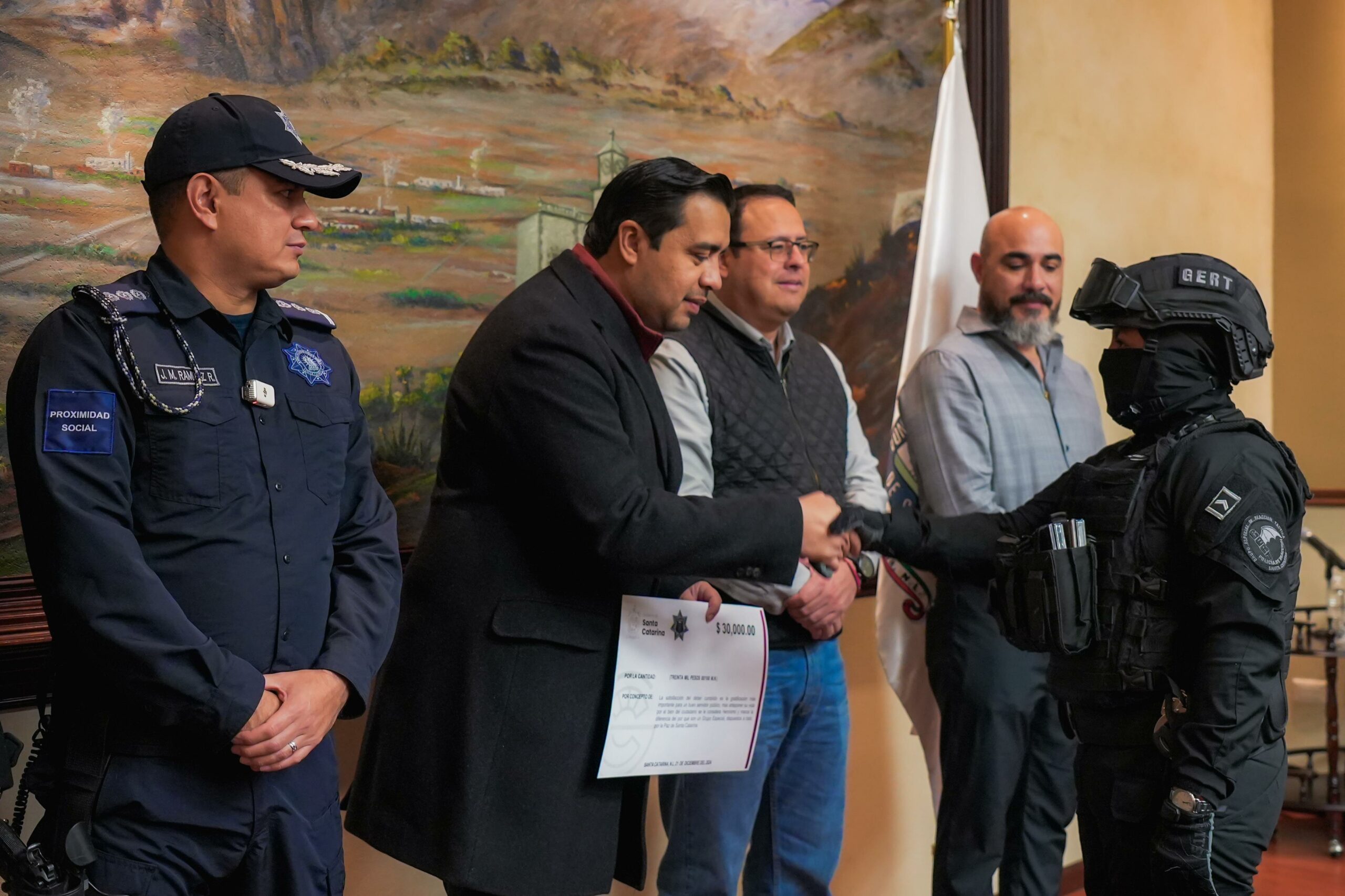 Reconoce Santa Catarina valor de seis policías municipales