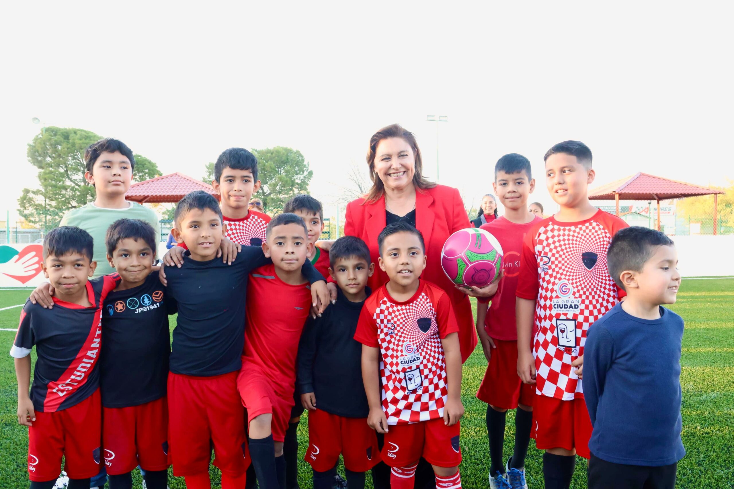 Inauguró alcaldesa de Sabinas cancha en la Unidad Deportiva “Conrado Marines Ortiz”