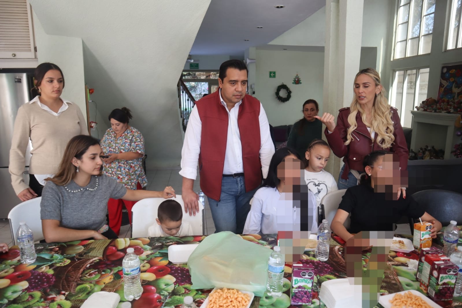 Lleva Nava y su familia alegría y regalos a niñas de casa hogar