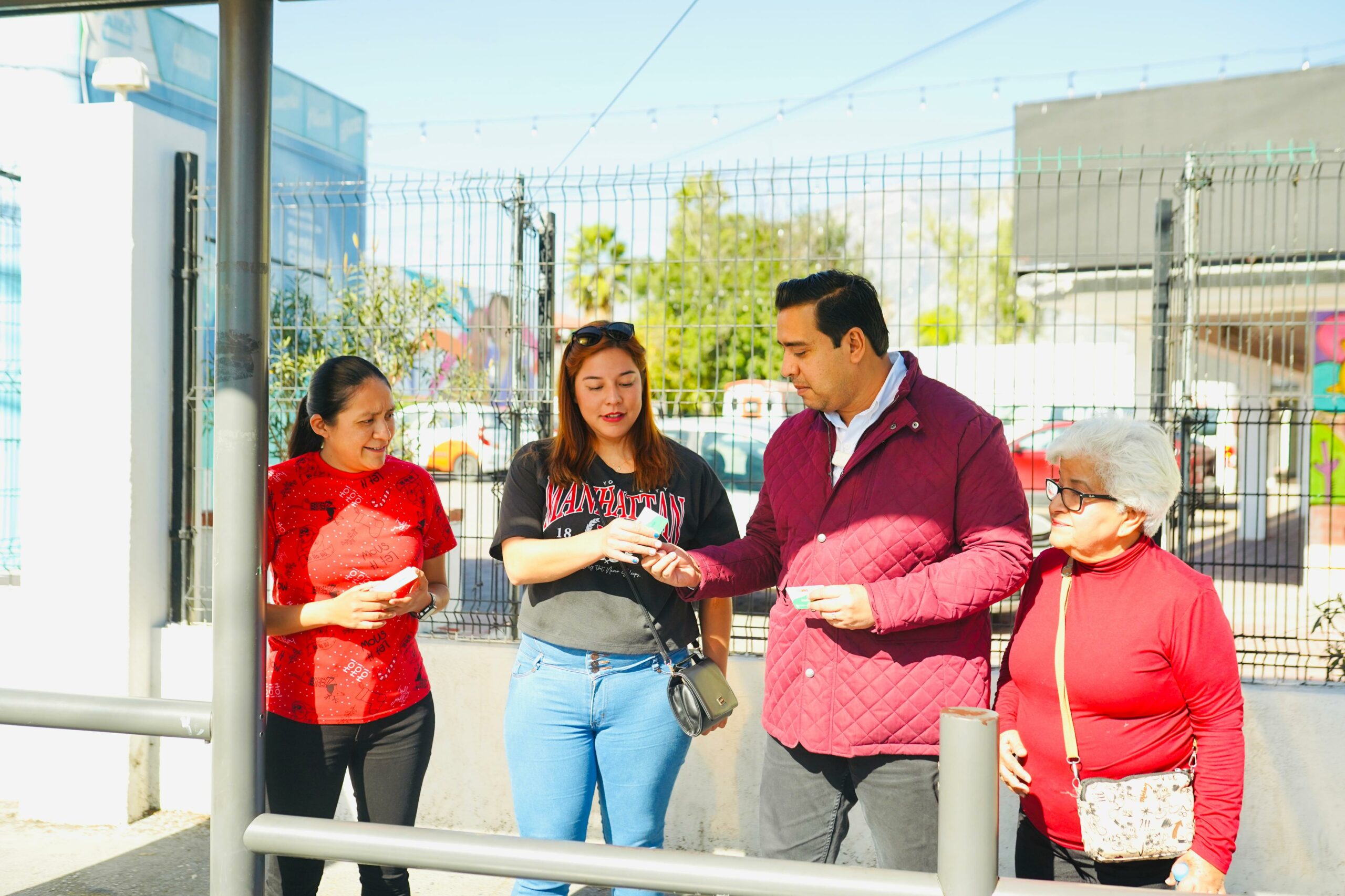 Entrega Nava pasaje completo por un año para transporte