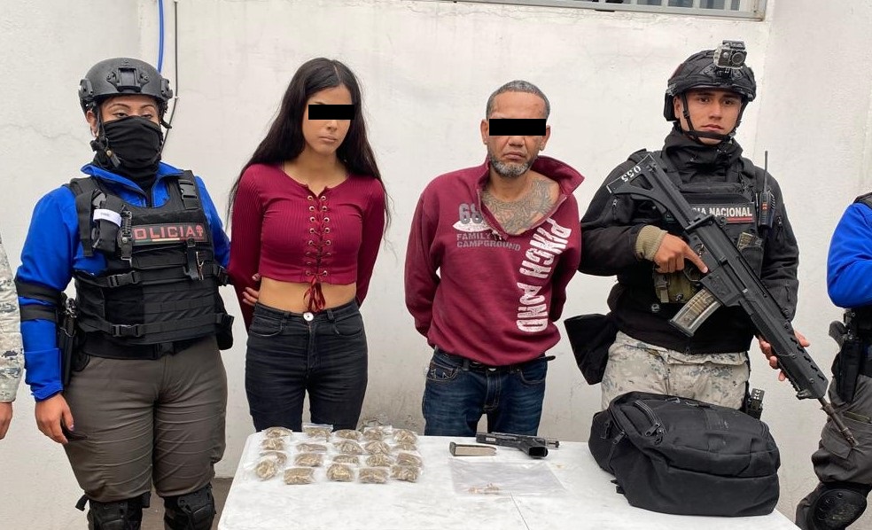 Detiene Policía de Monterrey a pareja con arma de fuego y mariguana