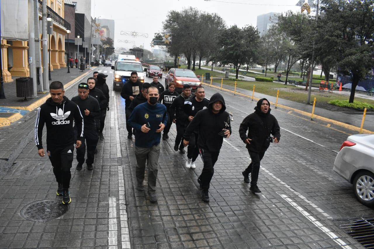 Policías de Monterrey llevan rosa de plata a Virgen de Guadalupe