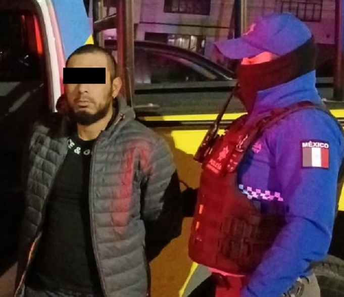 Detiene Policía de Monterrey a dos hombres por posesión de droga