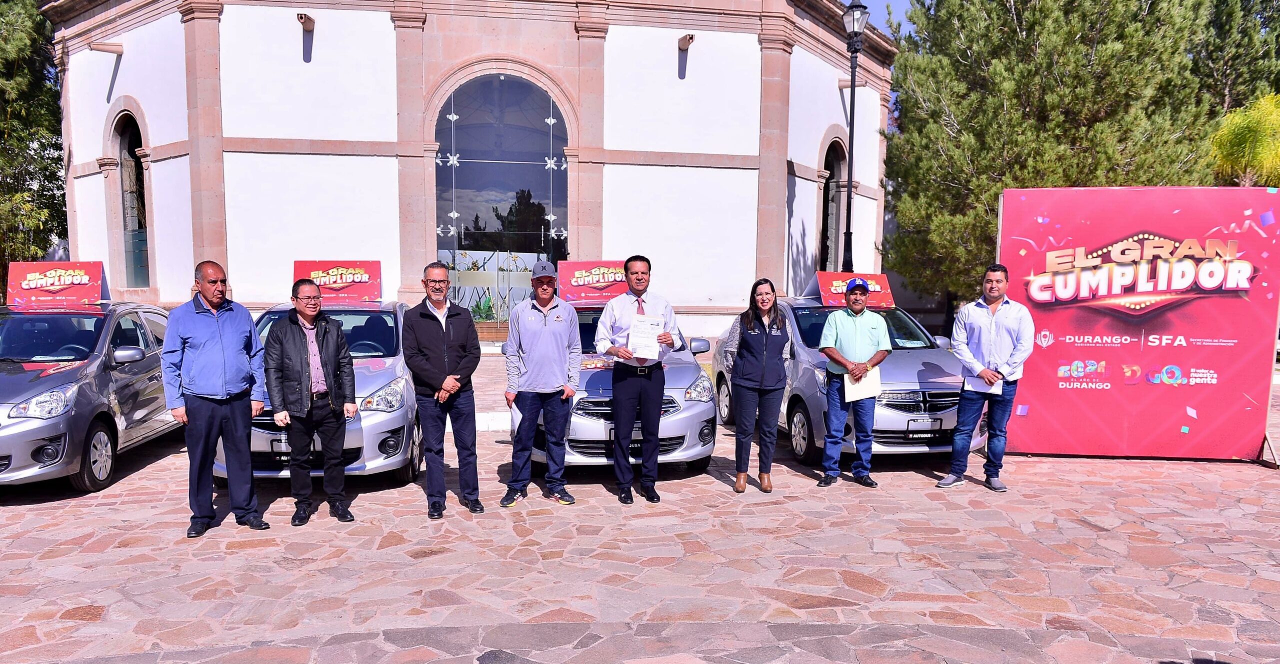 Premia gobernador de Durango Esteban Villegas con vehículos a ganadores del Sorteo “El Gran Cumplidor”