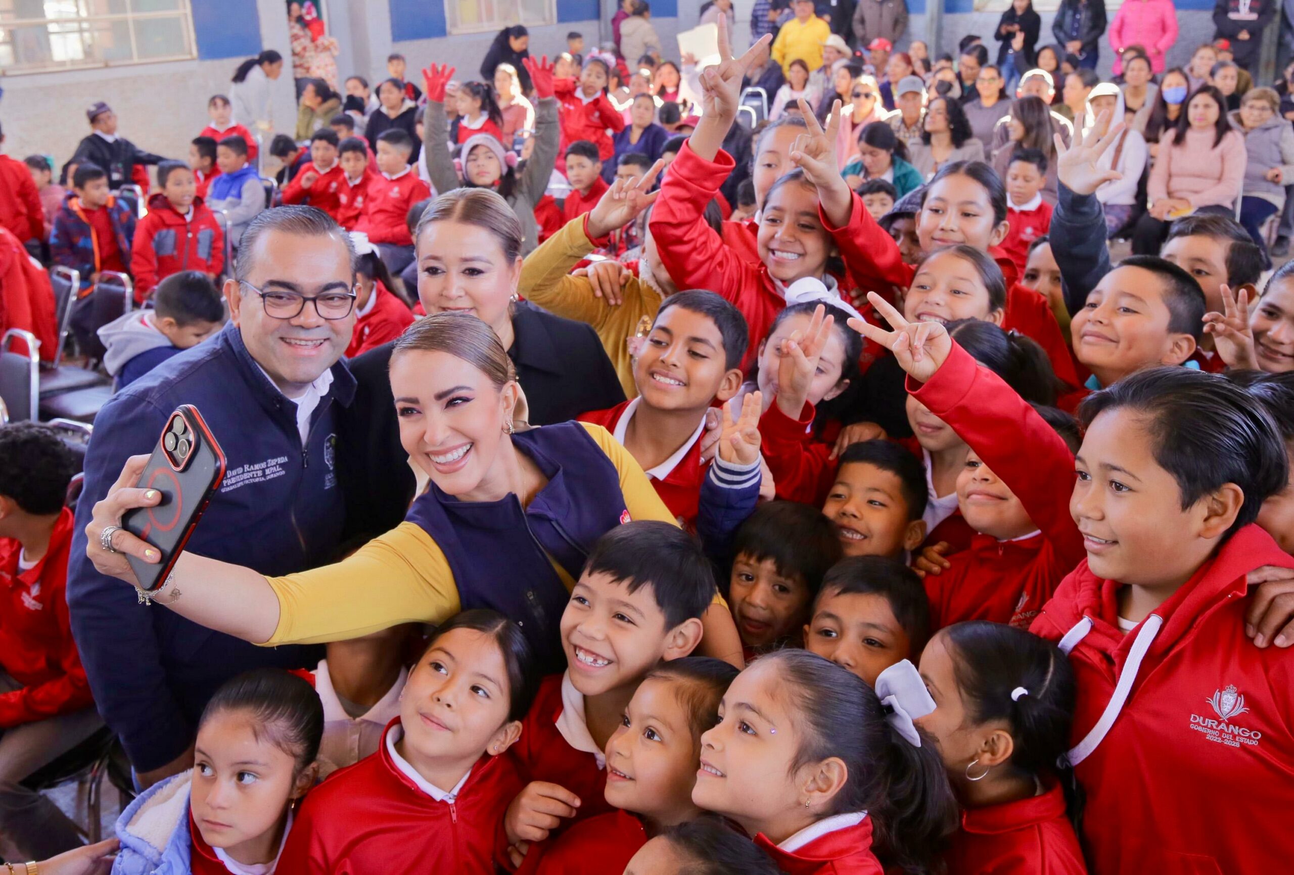 Siguen llevando Marisol Rosso y Esteban Villegas alegría a niños de Durango; avanza Operativo Navideño de entrega de juguetes y aguinaldos